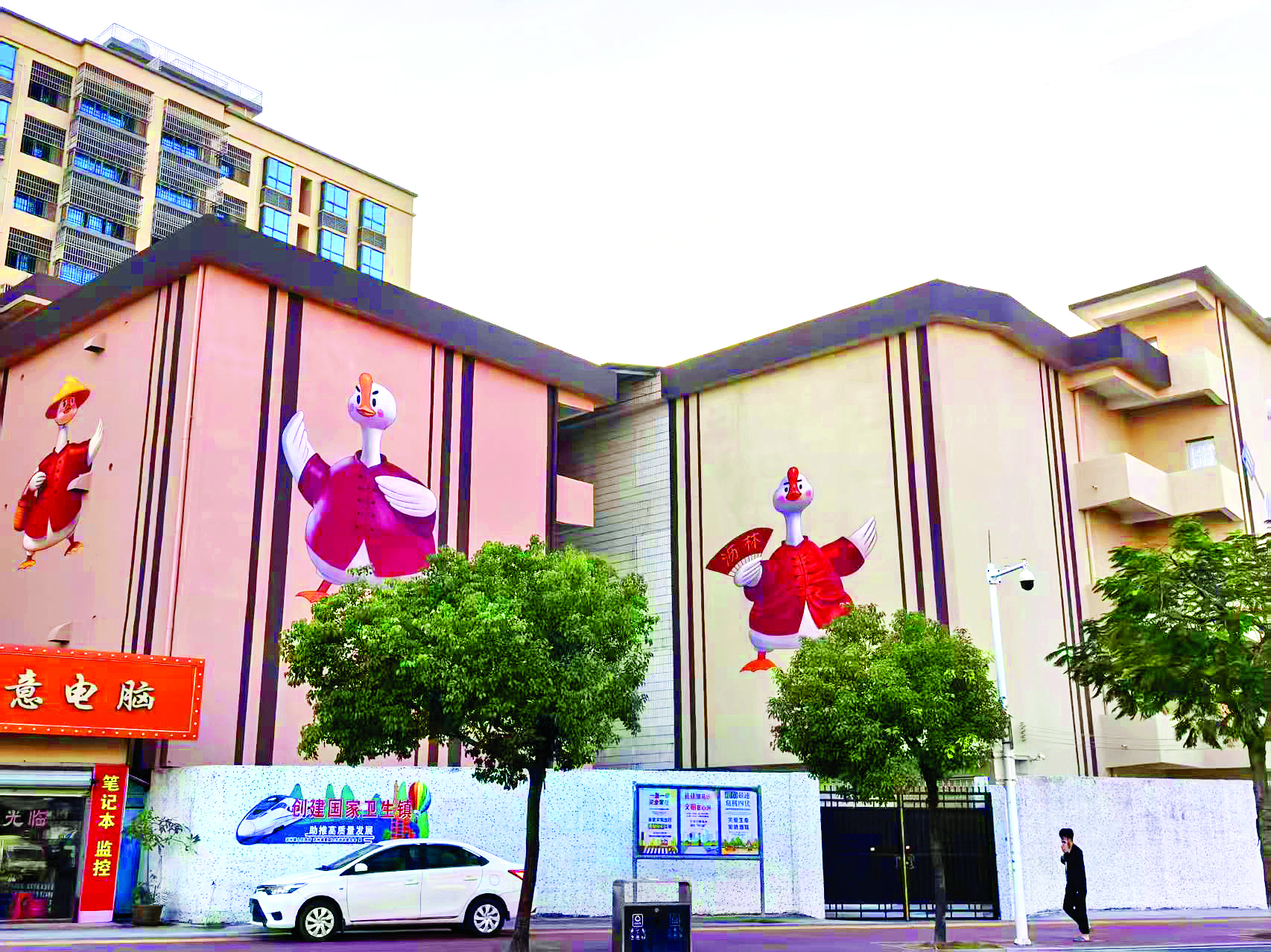     特色品牌IP“功夫鹅”成为沥林示范主街吸睛亮点。