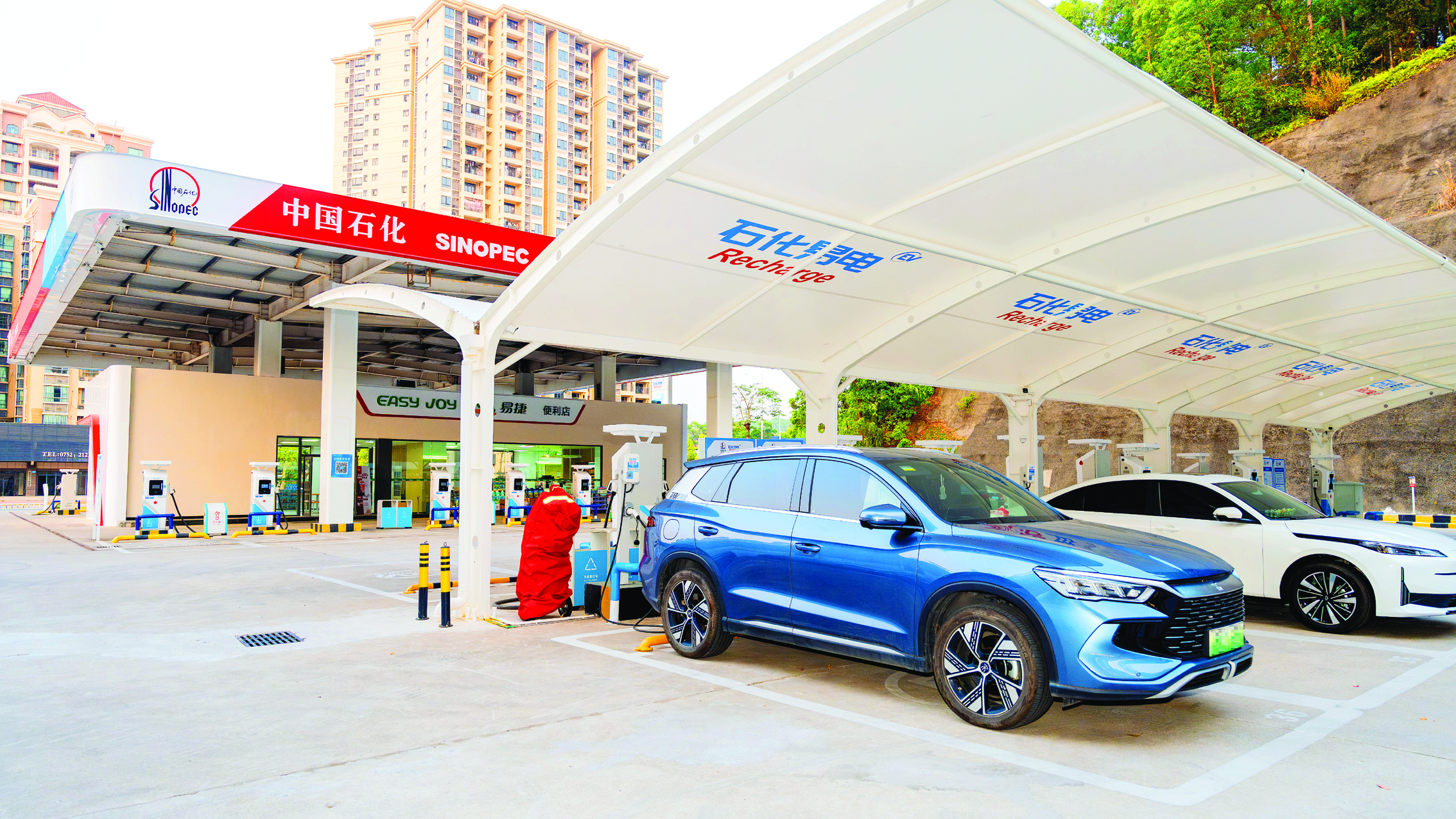     我市加油站为“来惠拍戏”剧组提供加油专属优惠。