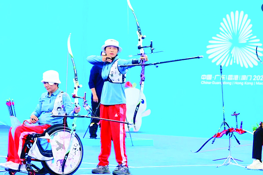     梁秋蓉（右）在比赛中。图片由羿龙体育用品提供