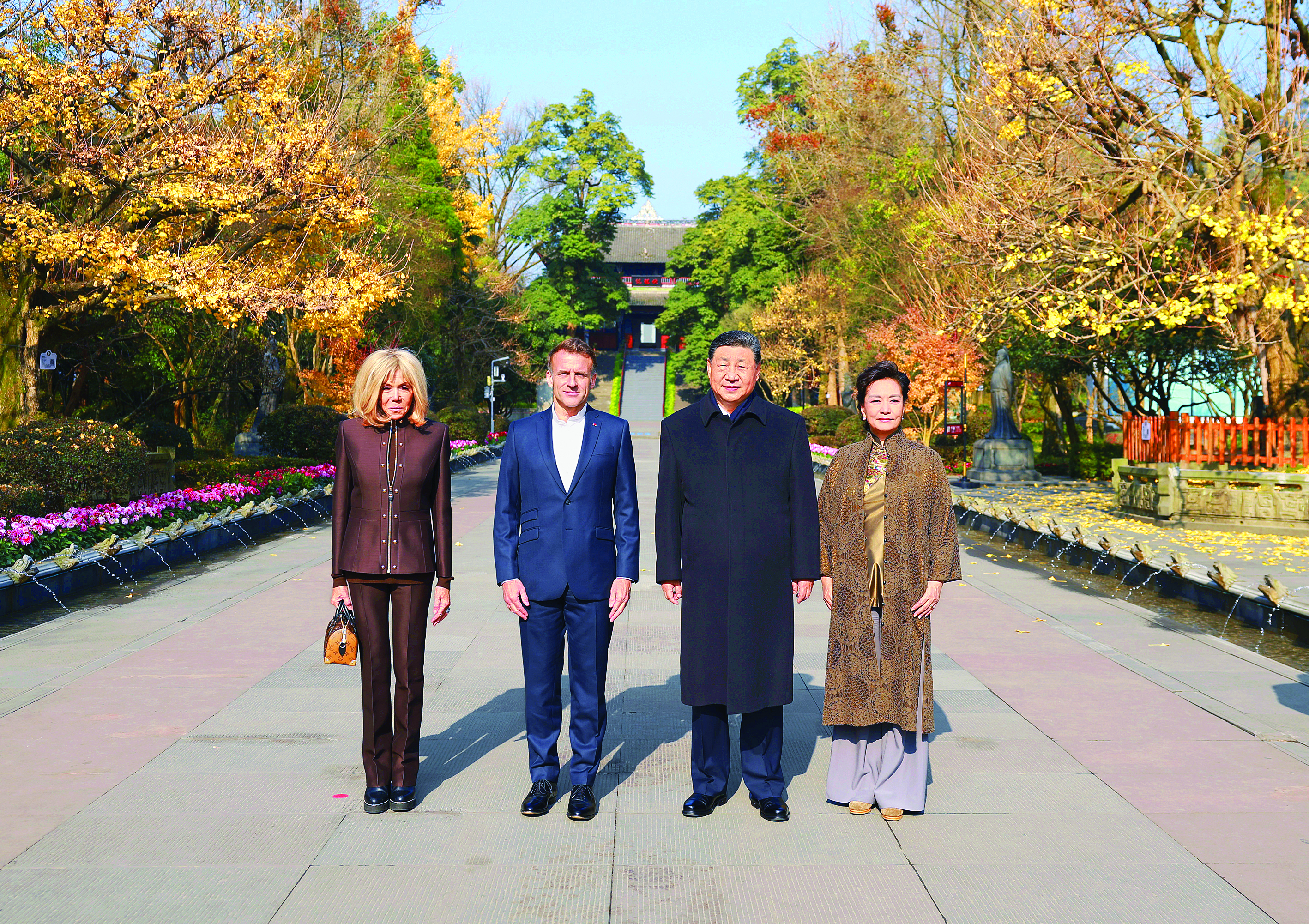     12月5日，国家主席习近平在四川省成都市都江堰同法国总统马克龙进行友好交流。这是习近平和夫人彭丽媛同马克龙夫妇合影。新华社发