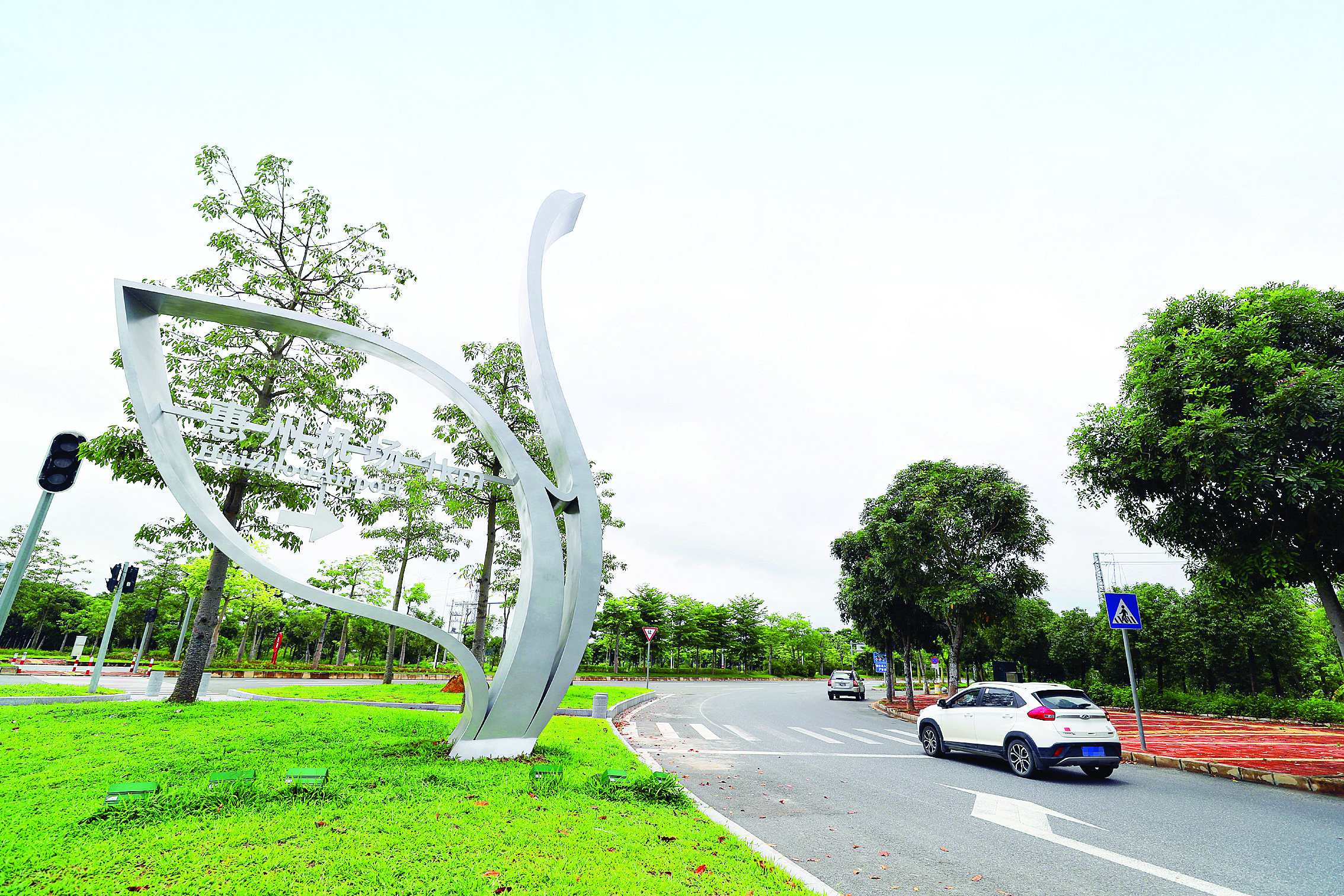     平潭的机场路为来往客商提供了便利。惠州日报记者许文昌 摄