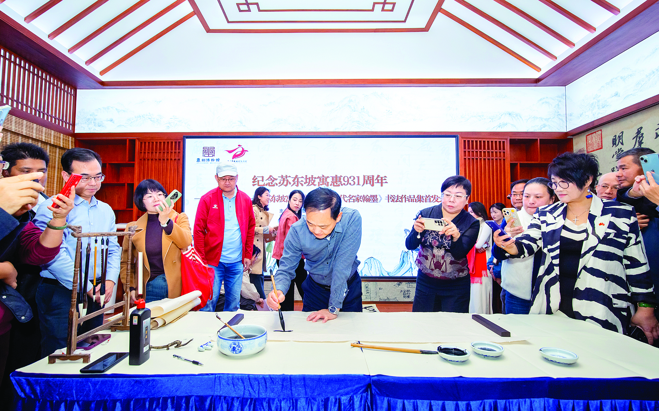     方志勇现场挥毫泼墨，与书法爱好者互动交流。    惠州日报记者侯县军 摄