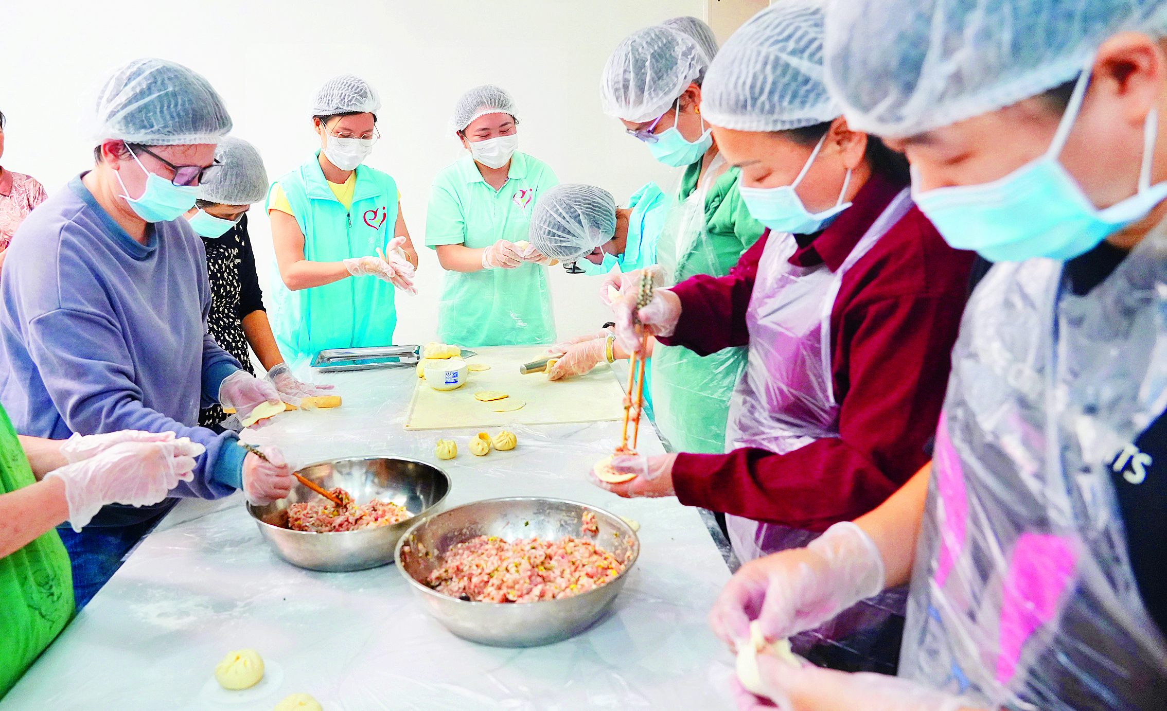     康复者在惠城区精神障碍社区康复综合服务中心制作包子。    惠州日报记者朱金赞 摄