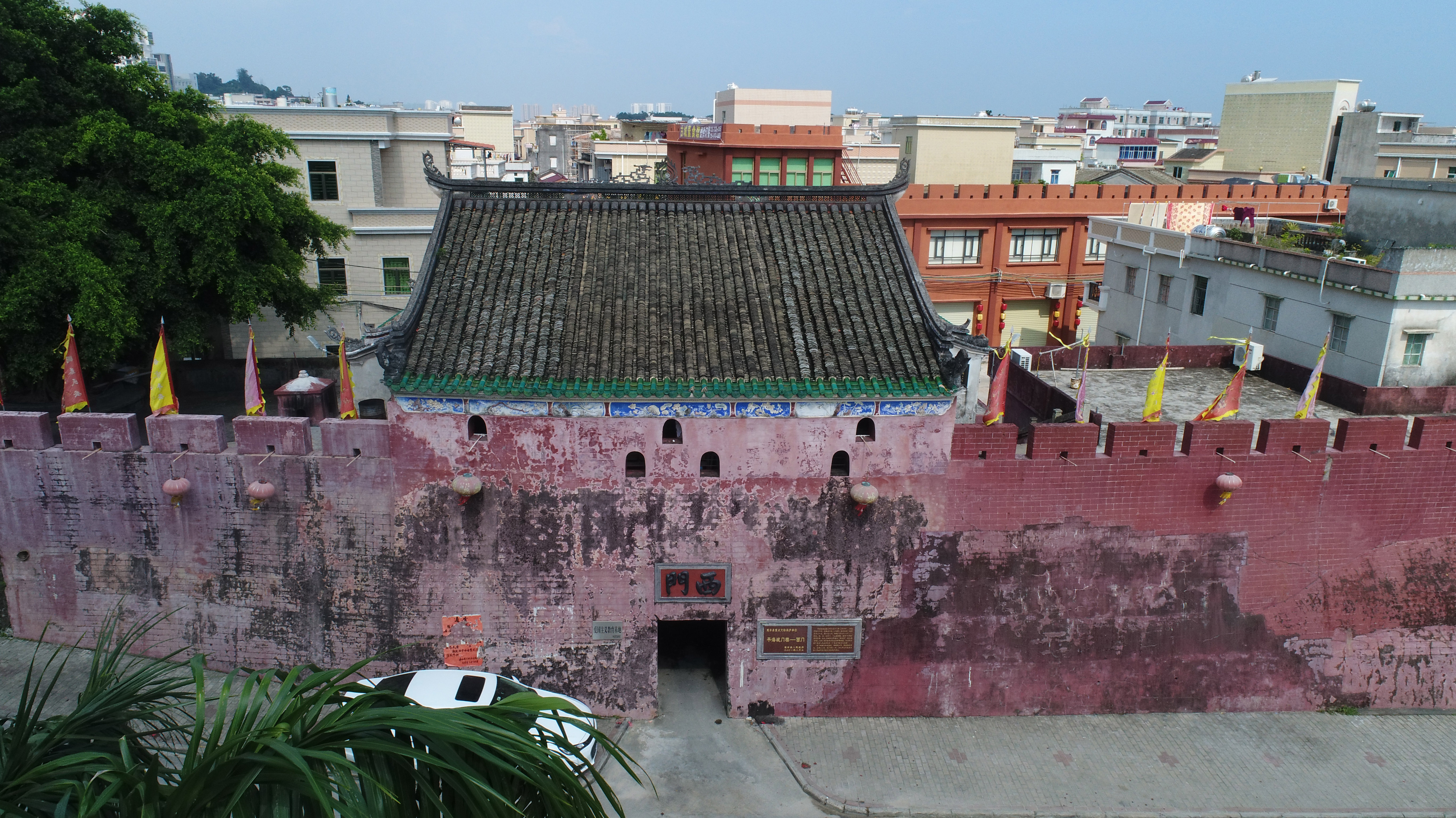 <p>    保存完好的平海古城西门。 汪洁 摄</p>