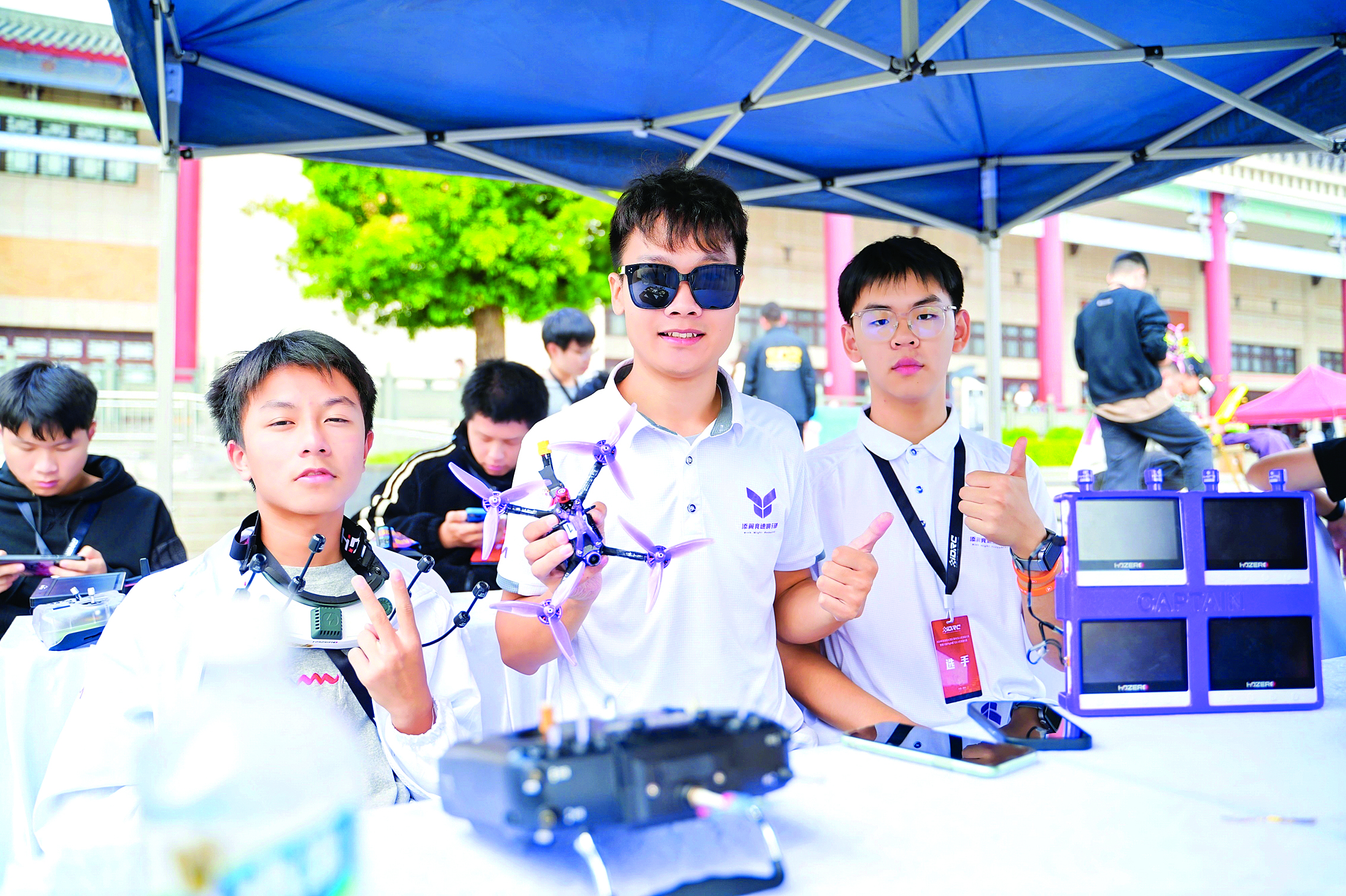     参加上一届无人机竞赛的青少年组选手。（资料图片）图片由主办方提供