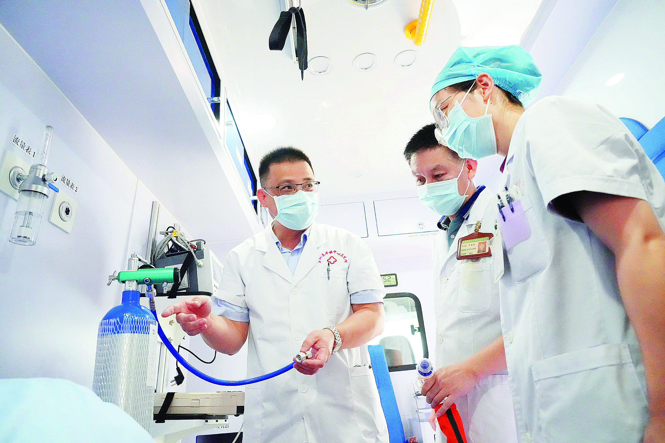 <p>    市第六人民医院医生在良井卫生院指导医护正确使用急救设备。</p>