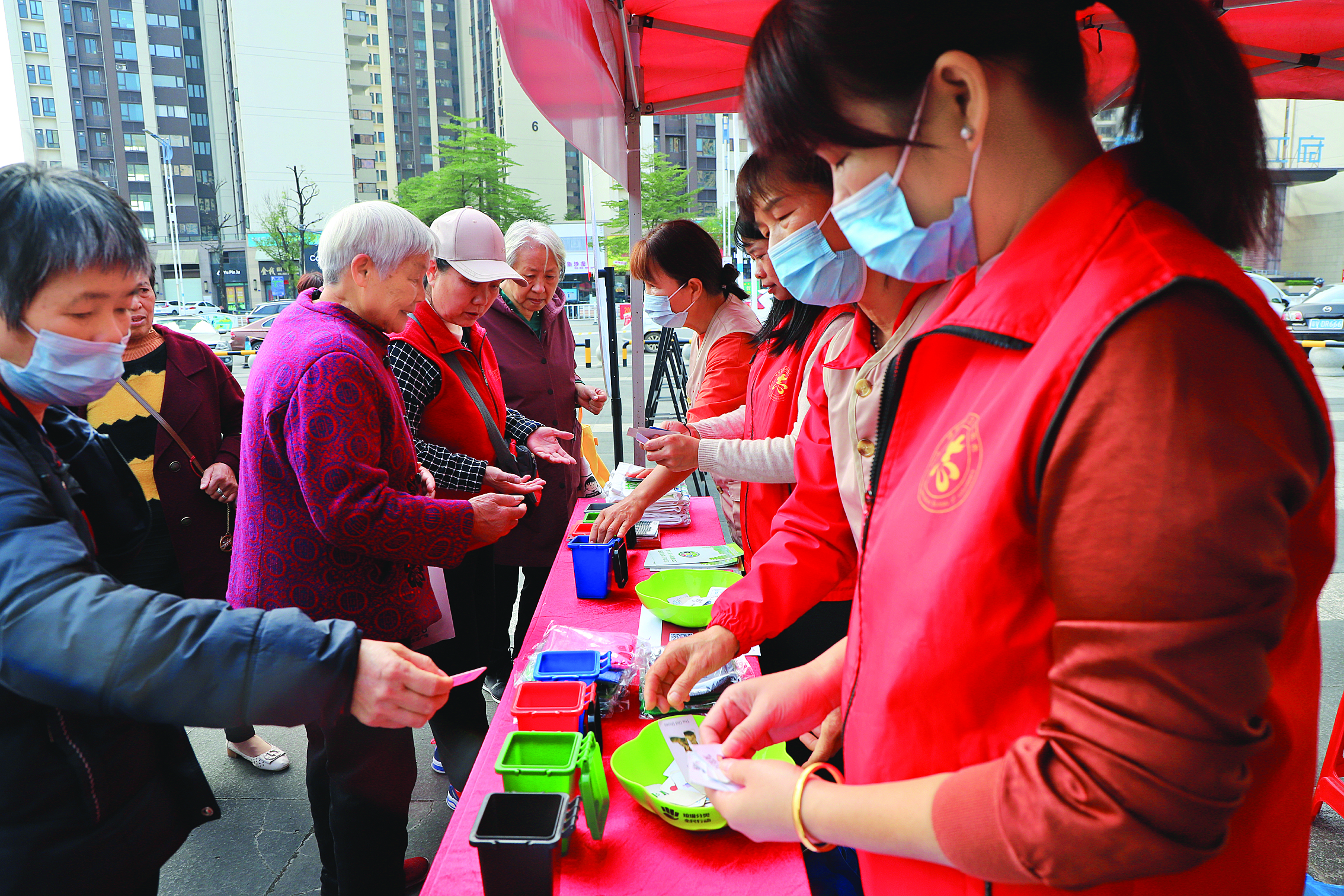     志愿者通过小游戏宣传垃圾分类知识。