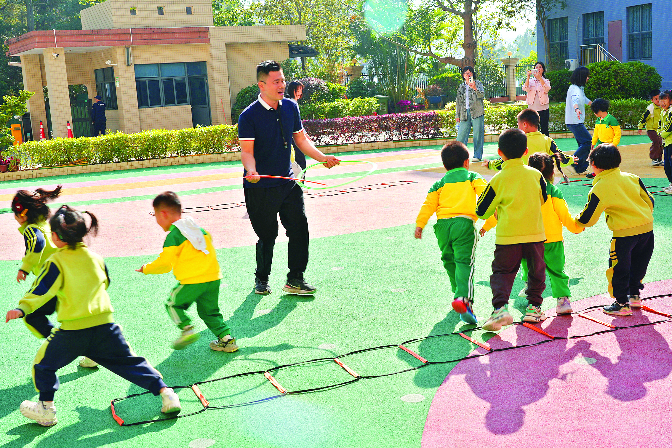     惠州市残疾人康复中心的老师辅导儿童开展体育运动。惠州日报记者朱金赞 摄