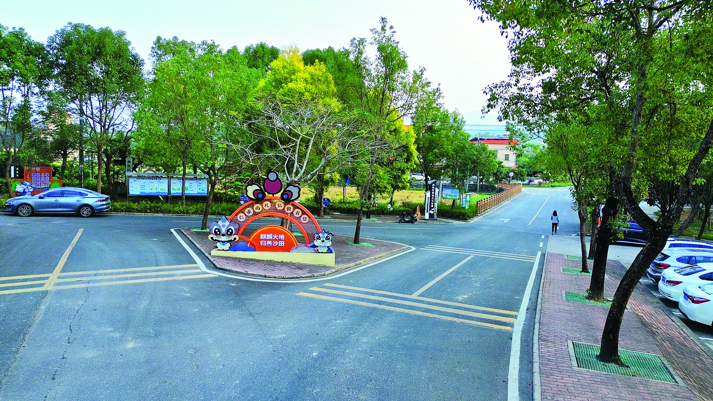     沙田镇东澳村带麒麟元素的乡道。惠州日报记者许文昌 摄