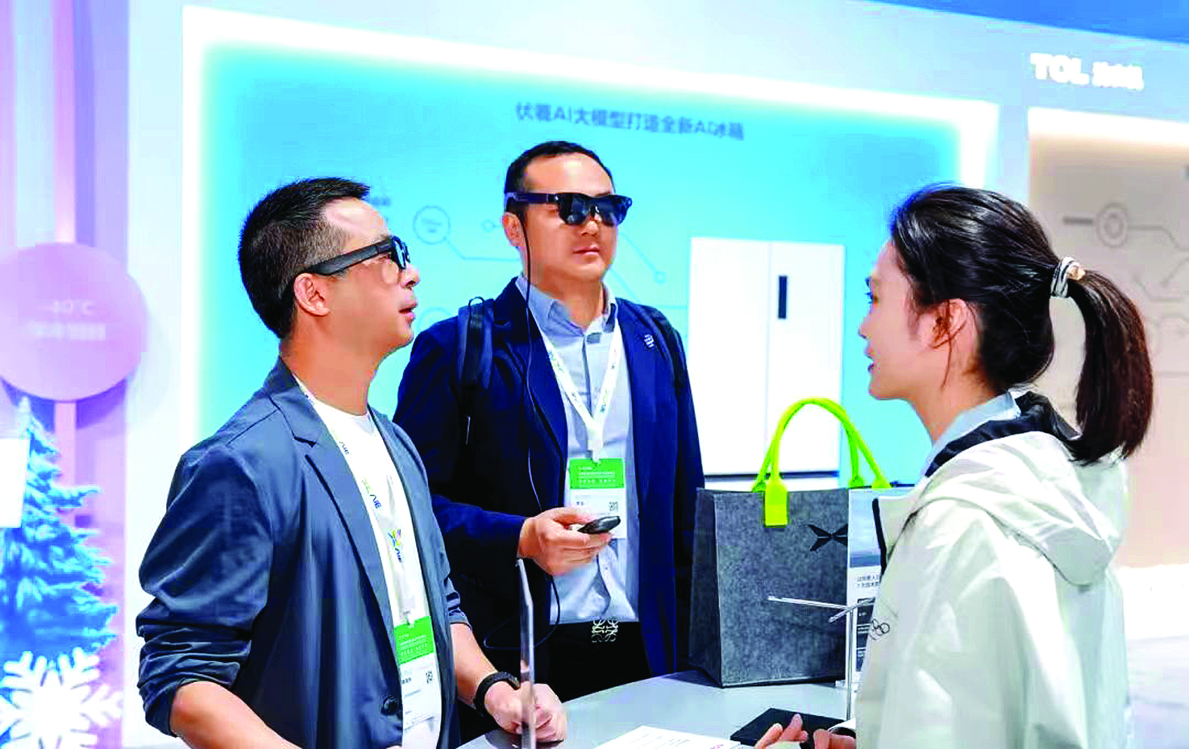     客商体验AR眼镜。