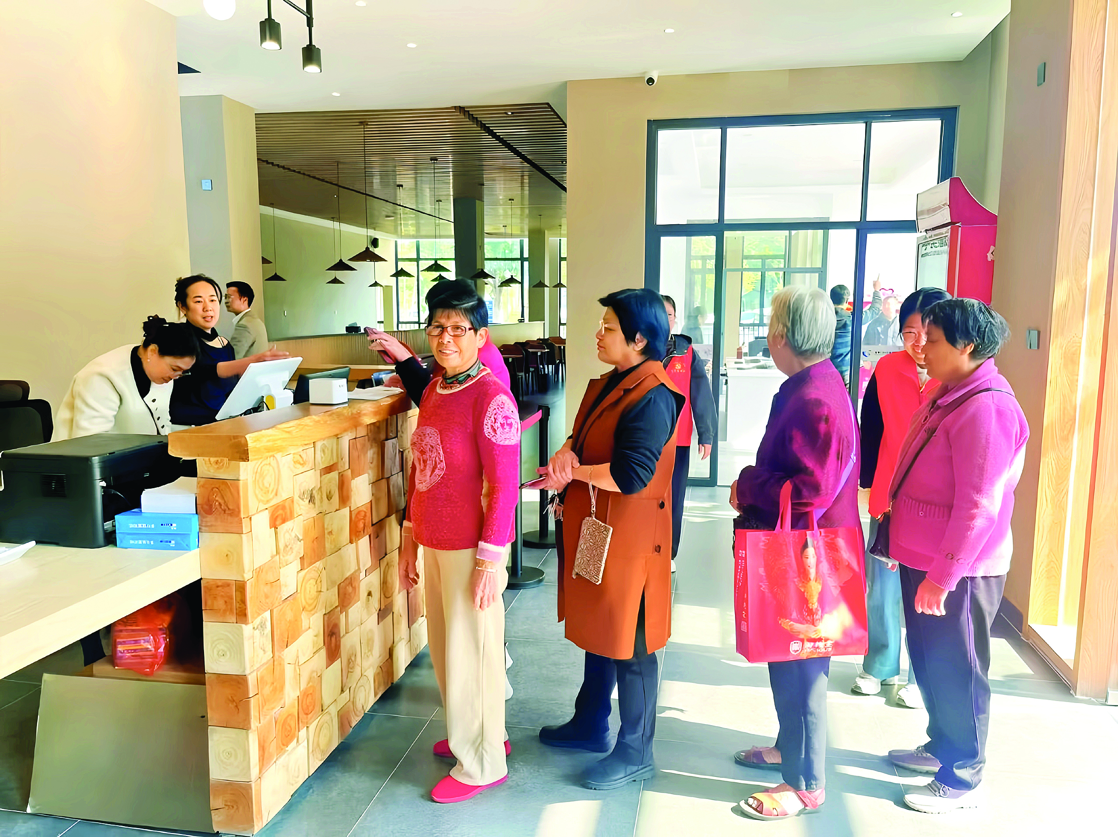     在未来社区食堂里，长者有序排队准备用餐。    惠州日报记者黄宇翔 通讯员龙融心 摄