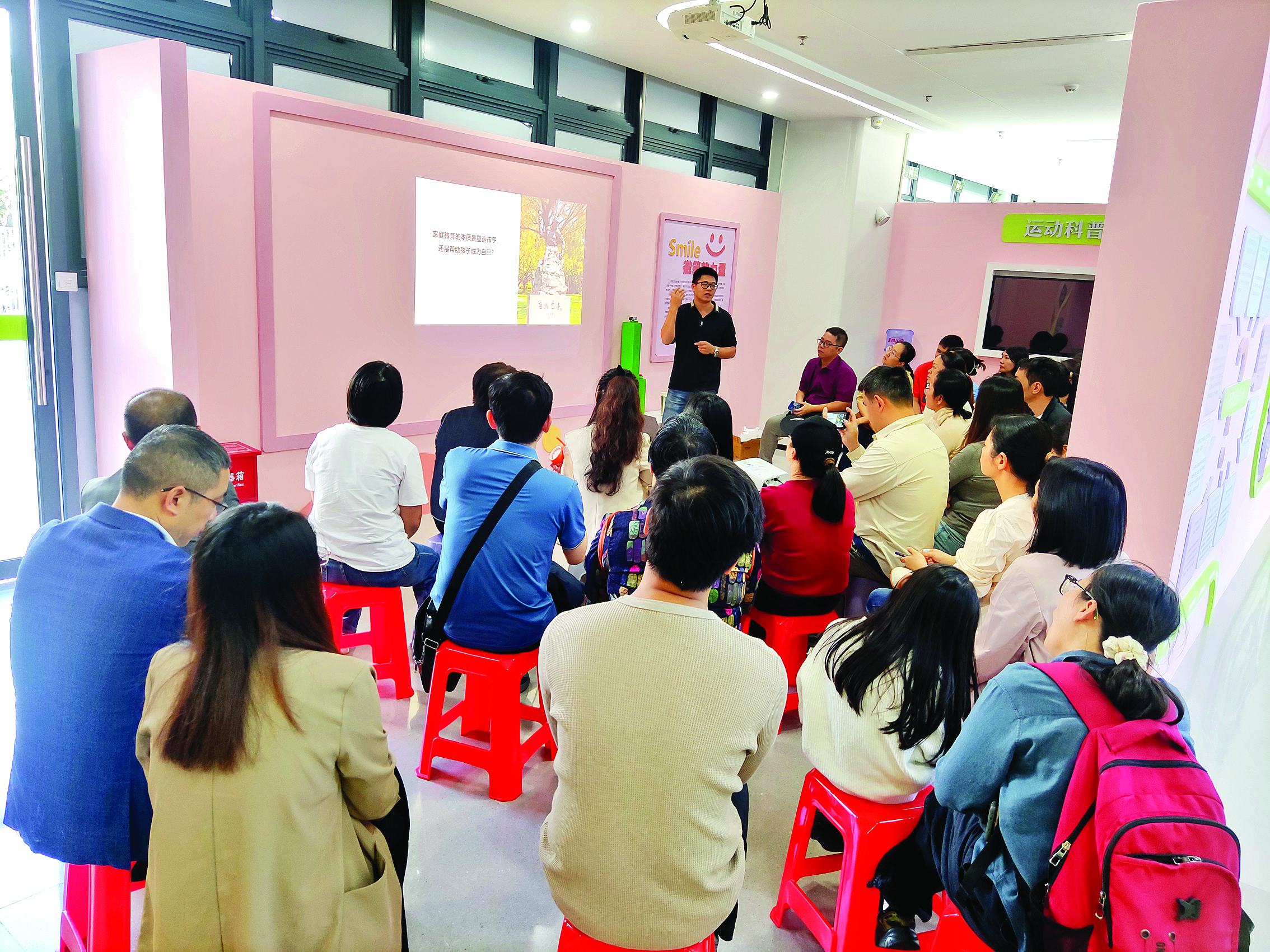     医生在心理健康科普体验馆向市民普及心理健康知识。惠州日报记者朱金赞 摄