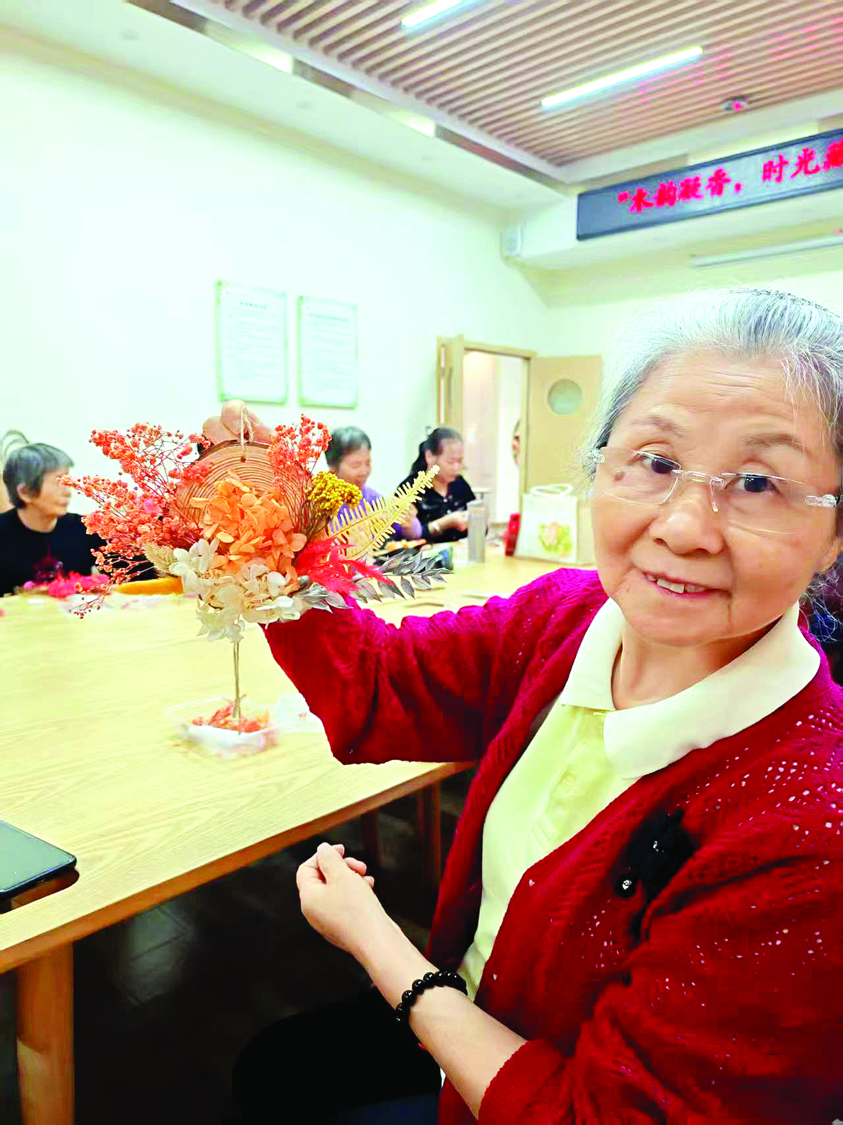     市区龙丰街道长者照护之家举办永生花手工活动。