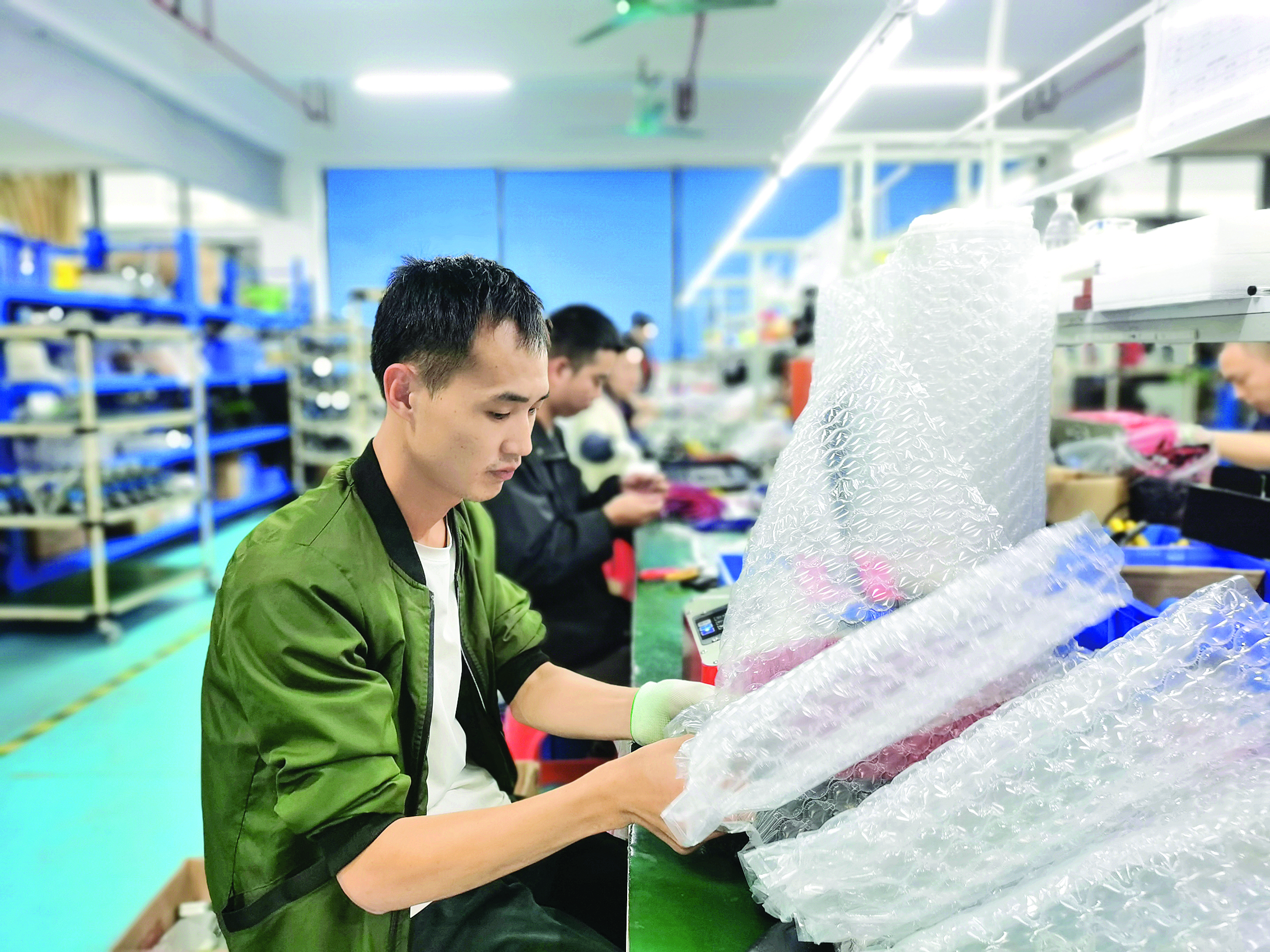     工人在车间忙碌。