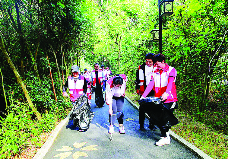     志愿者在江南街道七联村捡跑。