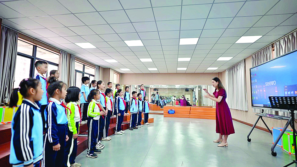     仲恺高新区第七学校学生在“四点半课堂”练习歌唱。