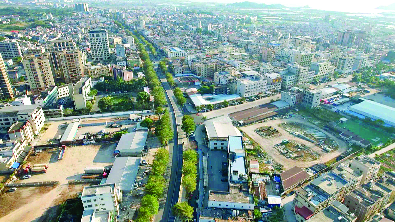     稔山镇示范主街改造现场。    惠州日报记者洪鹊儿 通讯员黄燕燕 黄俊宇 摄