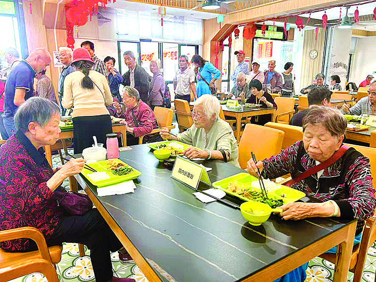     惠州供销食堂自助餐厅菜品丰富。