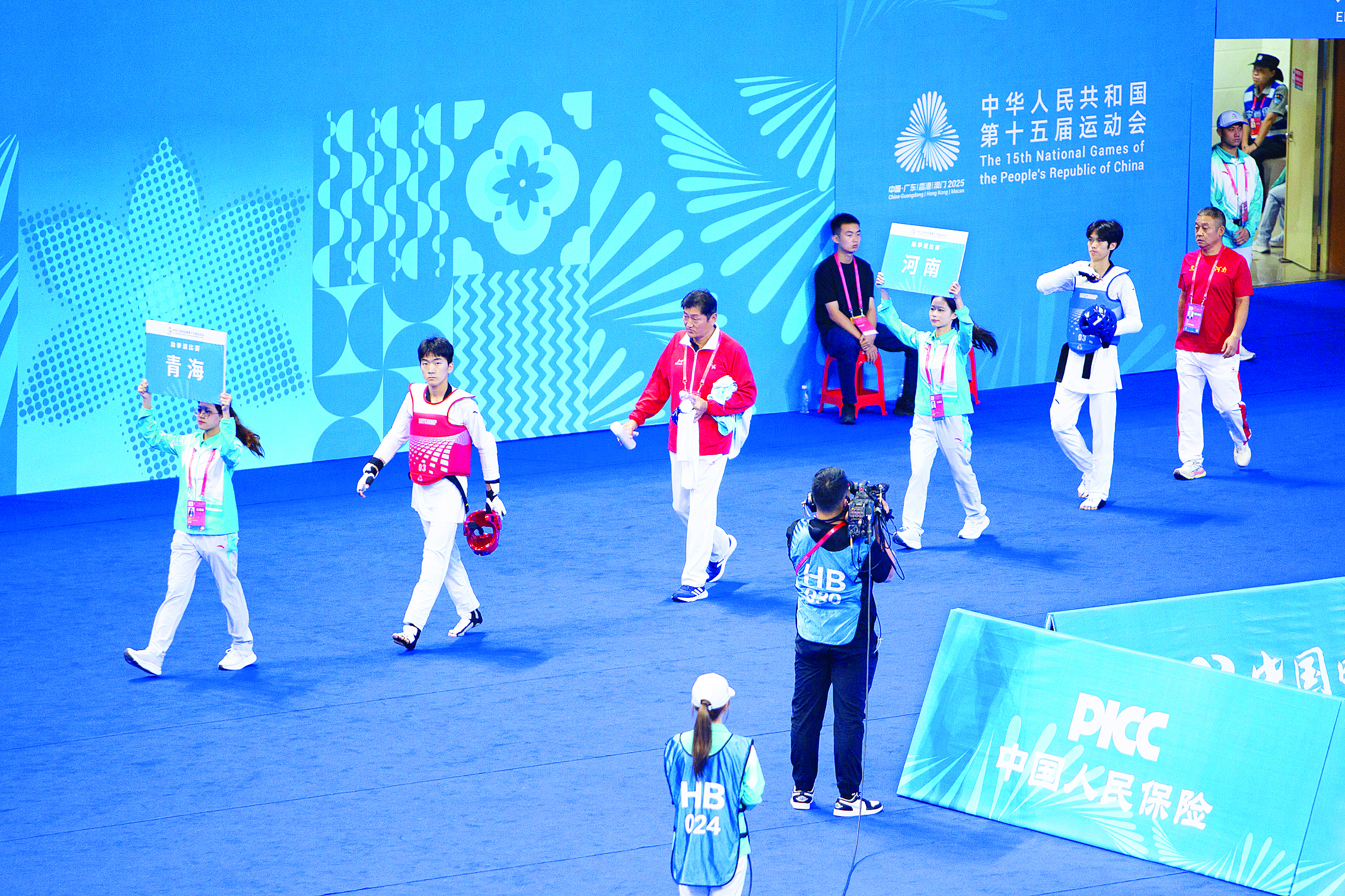     志愿者为十五运会赛事提供全流程服务。