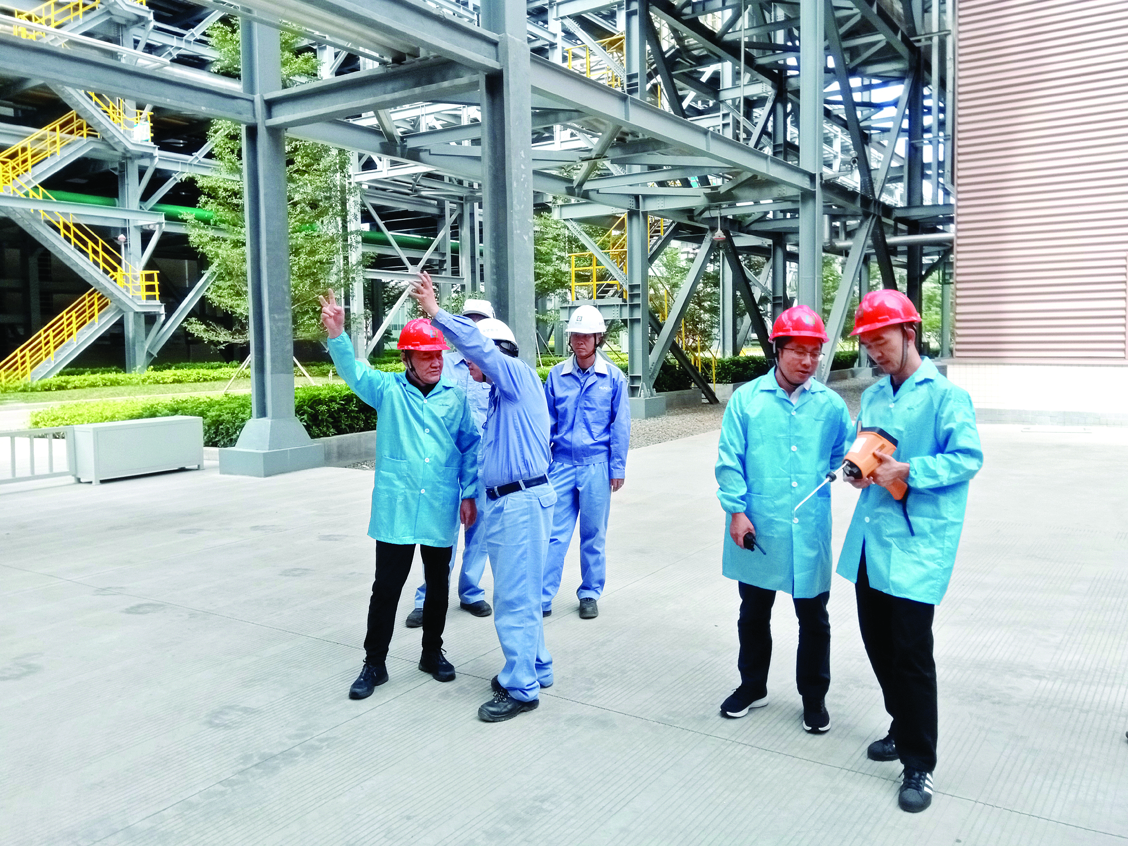     大亚湾分局技术骨干走访企业，对生产流程和环保设施进行全面检查。图片由受访单位提供