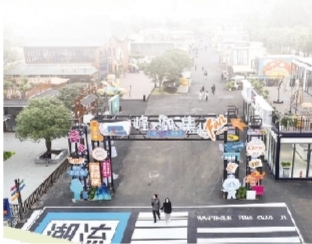     黔西南州万峰林景区峰潮集。