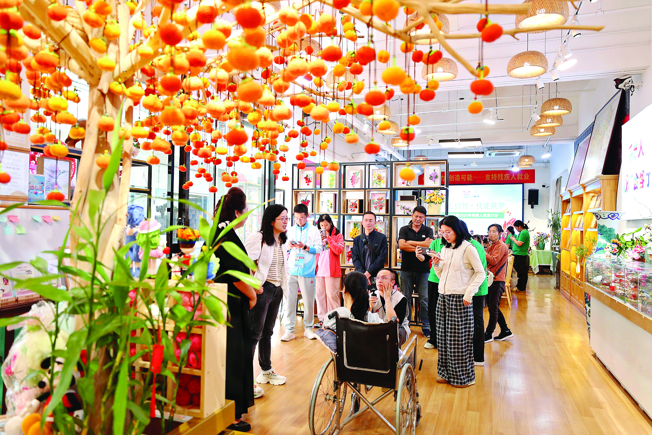     残特奥会媒体采风团在鹅城巧娘手工艺发展中心采访。惠州日报记者杨建业 摄
