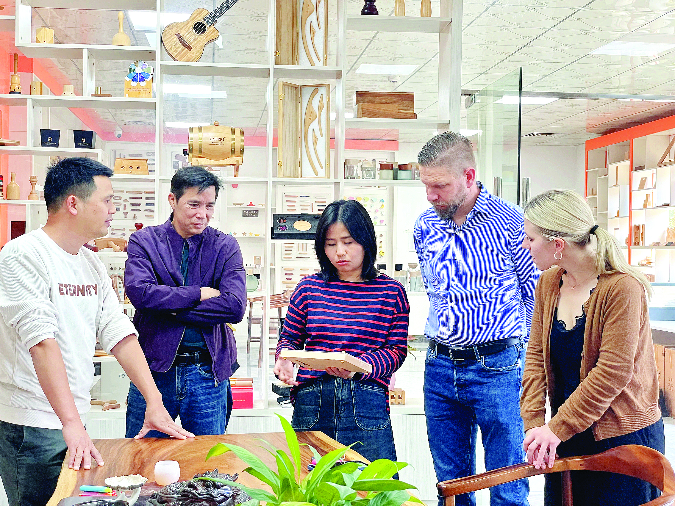     鲁班竹木将环保理念与创新设计结合，产品备受关注。惠州日报记者陈春惠 游璇钰 摄