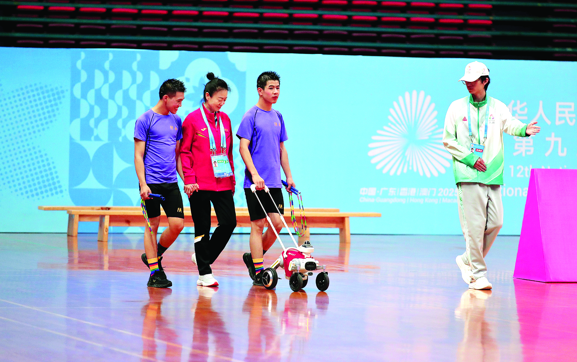     智能导盲犬引导运动员进场比赛。惠州日报记者钟畅新 摄