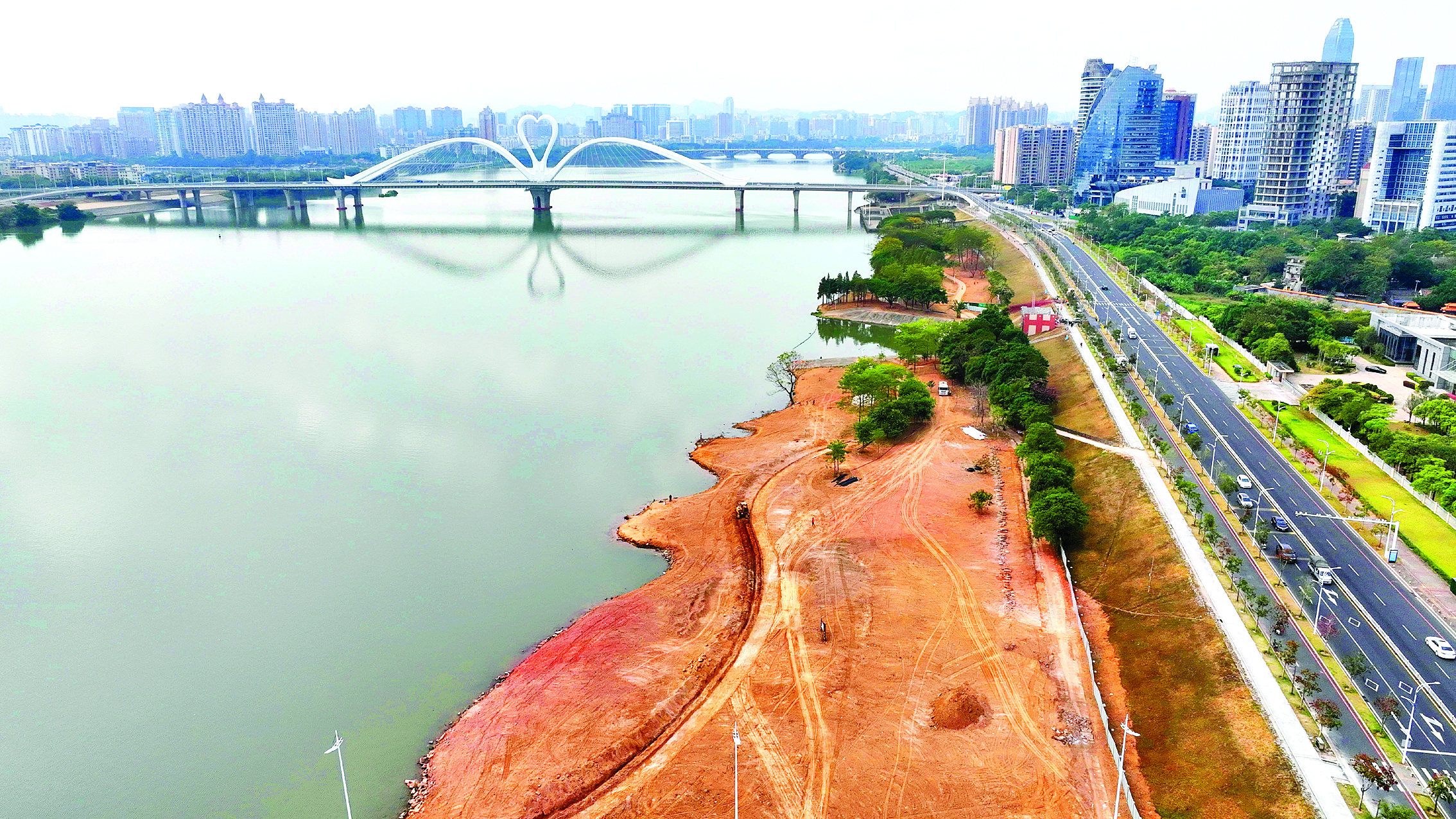 <p>    隆生大桥至鹅城大桥的景观绿地正加紧建设。</p>