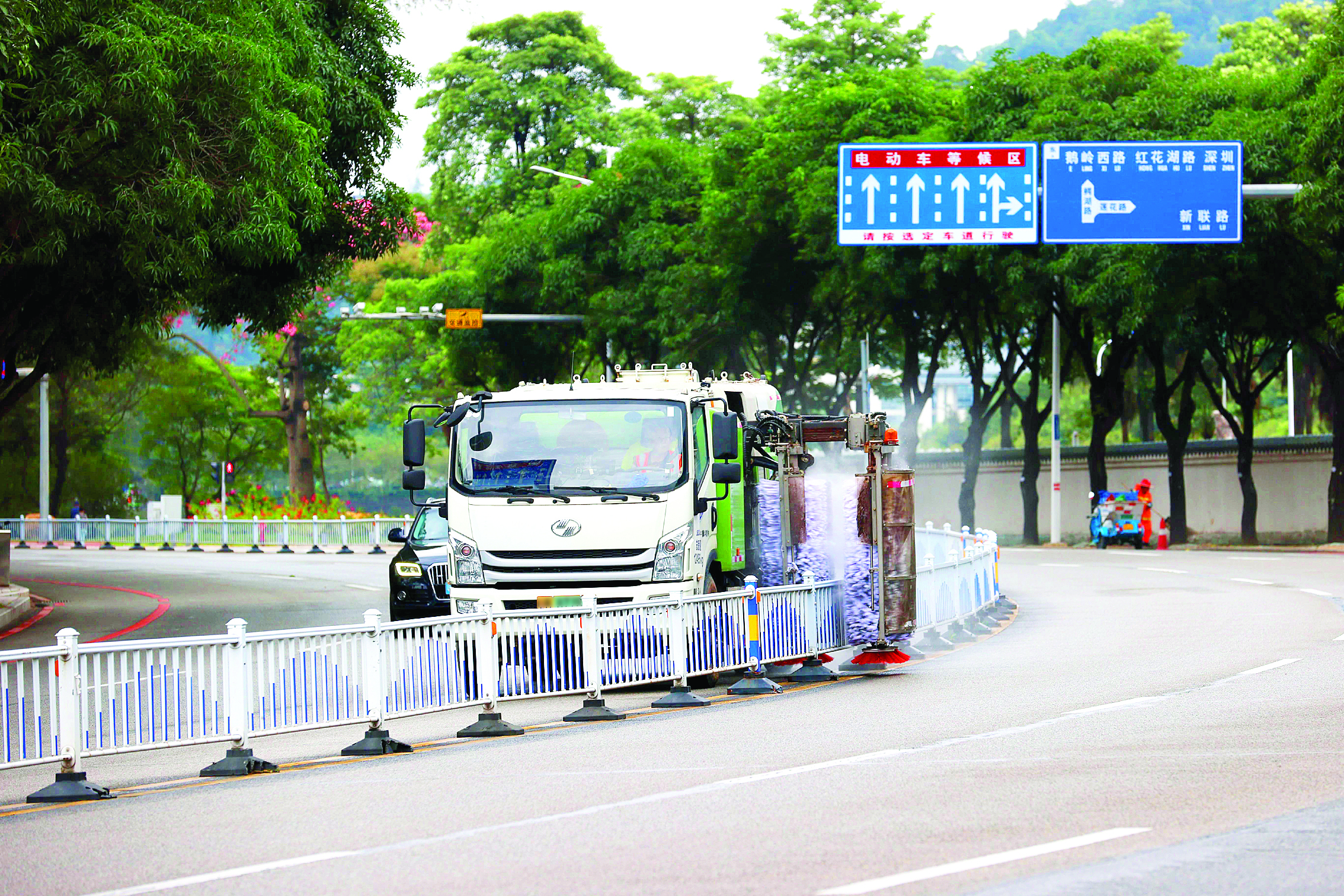     惠州推行“一把扫帚扫到底”改革将市区环卫工作纳入统一管理体系。这是清洁车在清洗护栏。惠州东江图片社供图