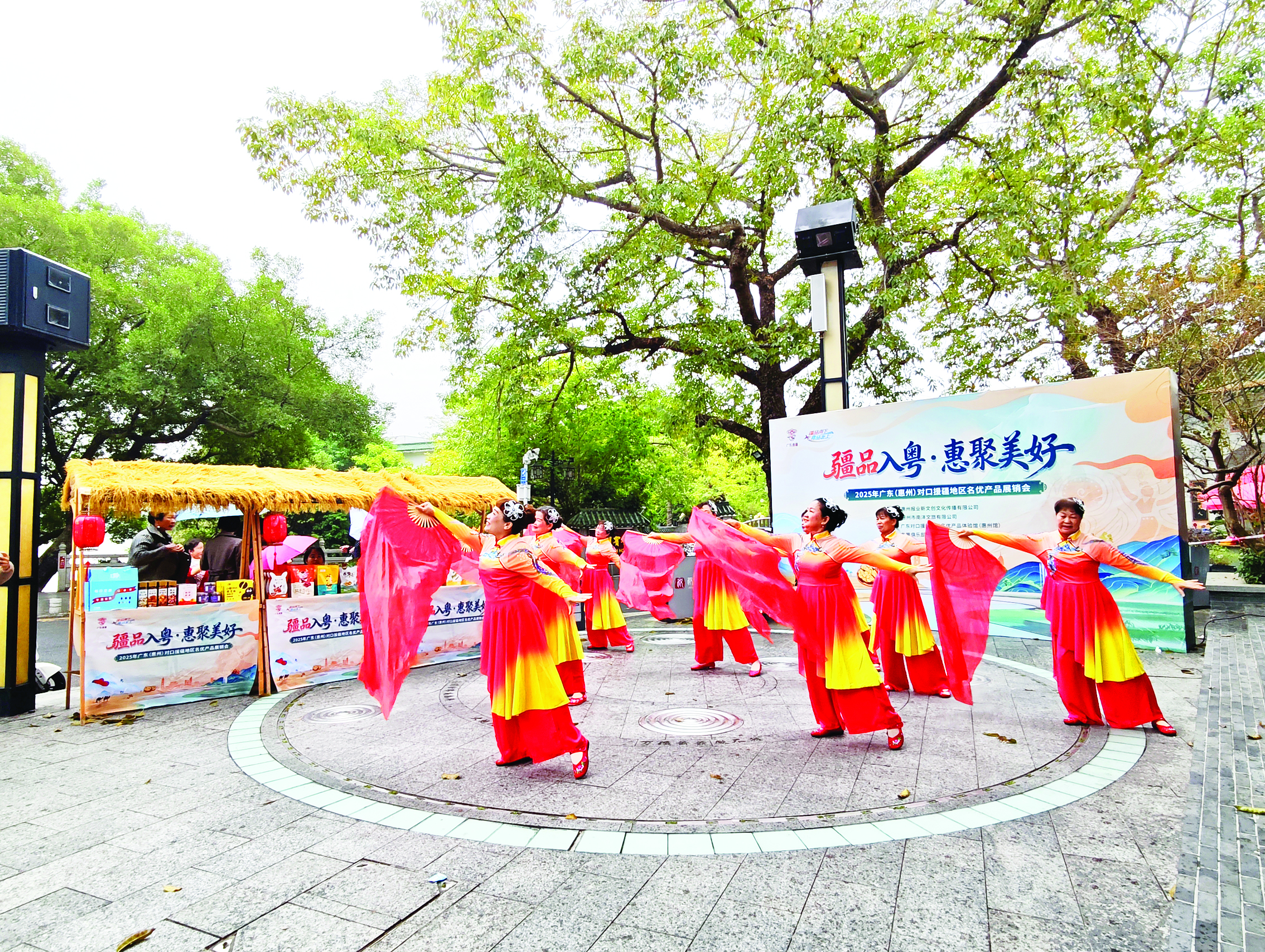     东篱俱乐部会员们表演的精彩节目带动了现场人气。