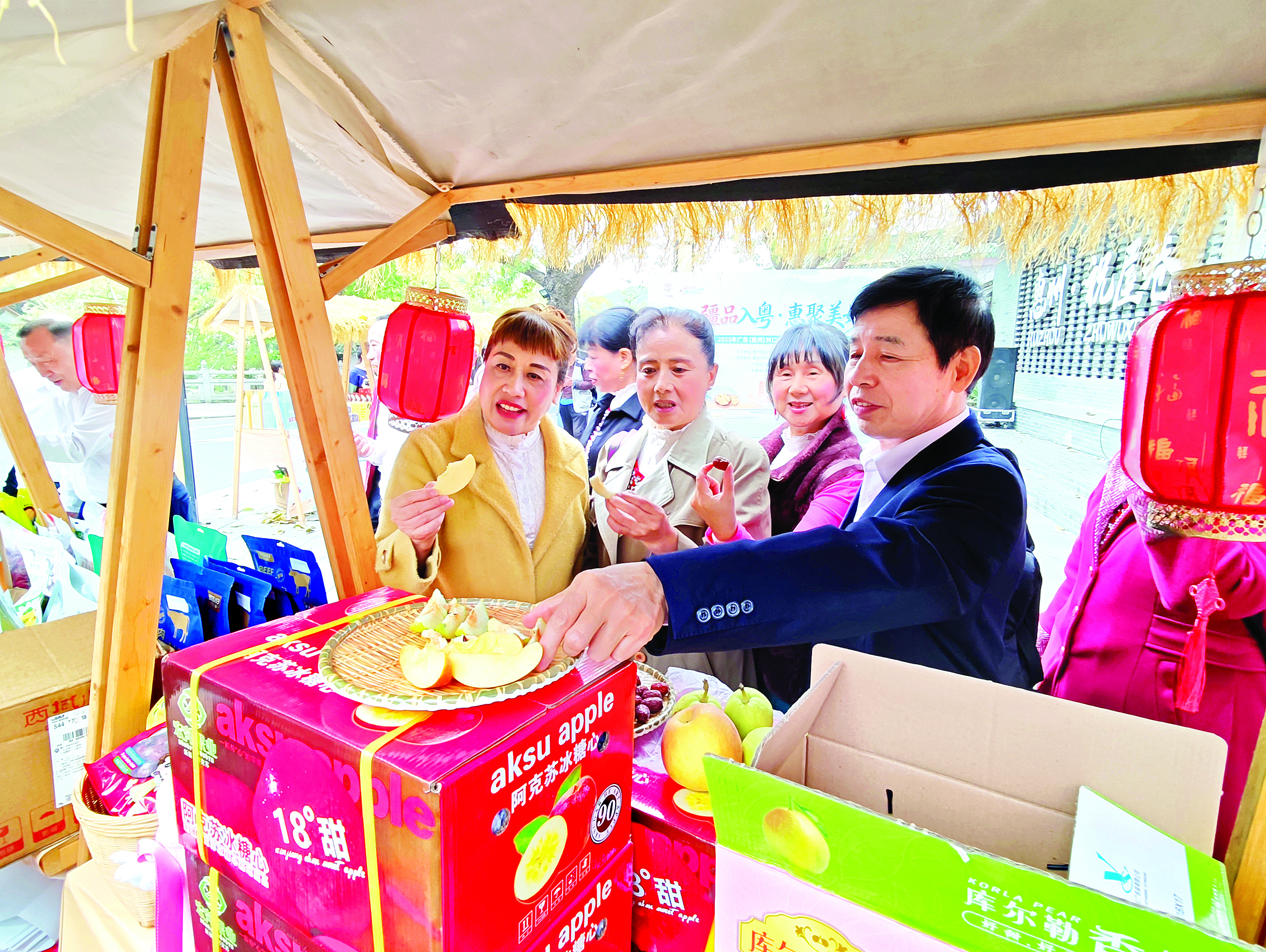     新疆特色产品吸引许多市民游客驻足品尝购买。