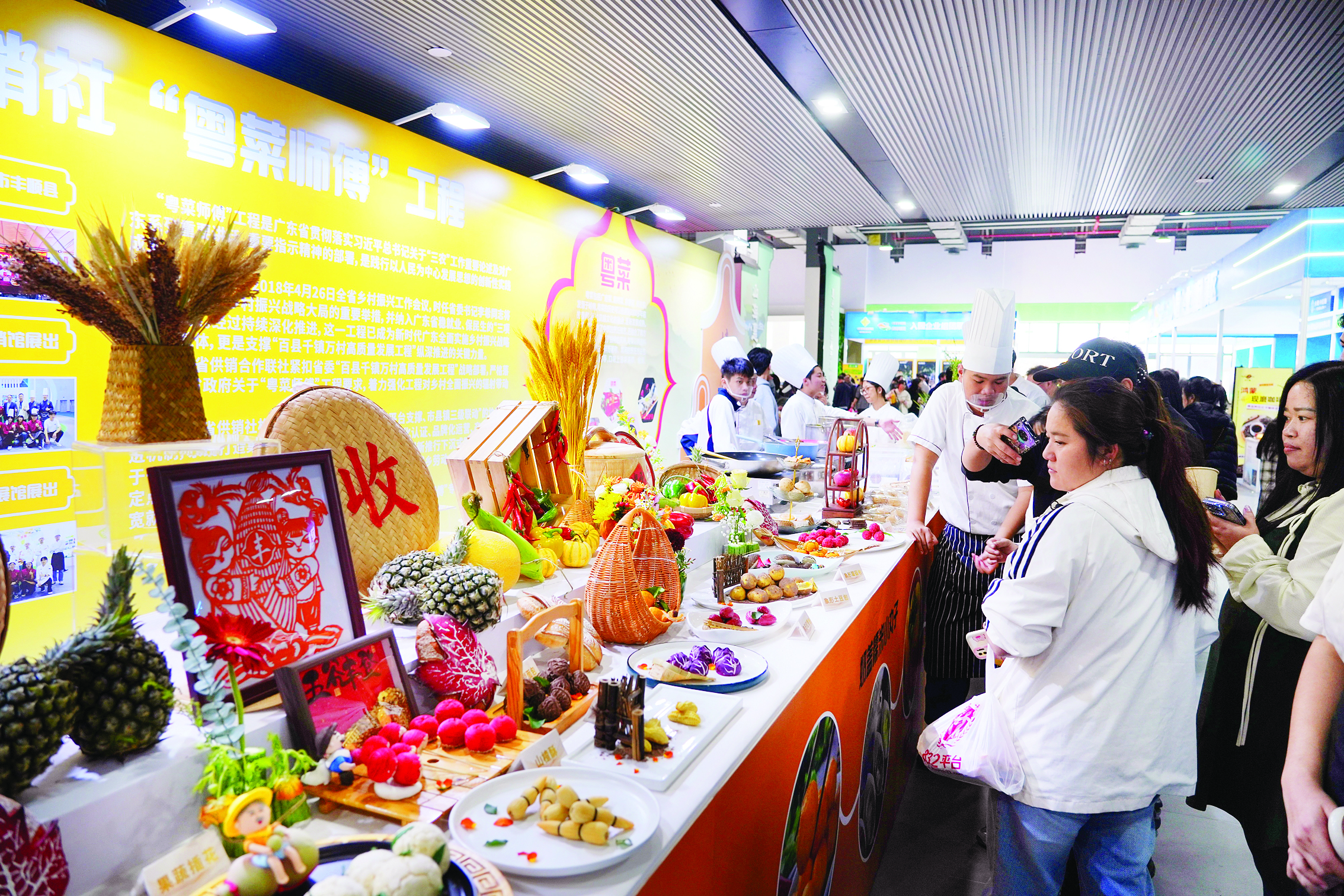     惠州馆“粤菜师傅”工程展示区吸引不少人驻足。惠州日报记者朱金赞 摄