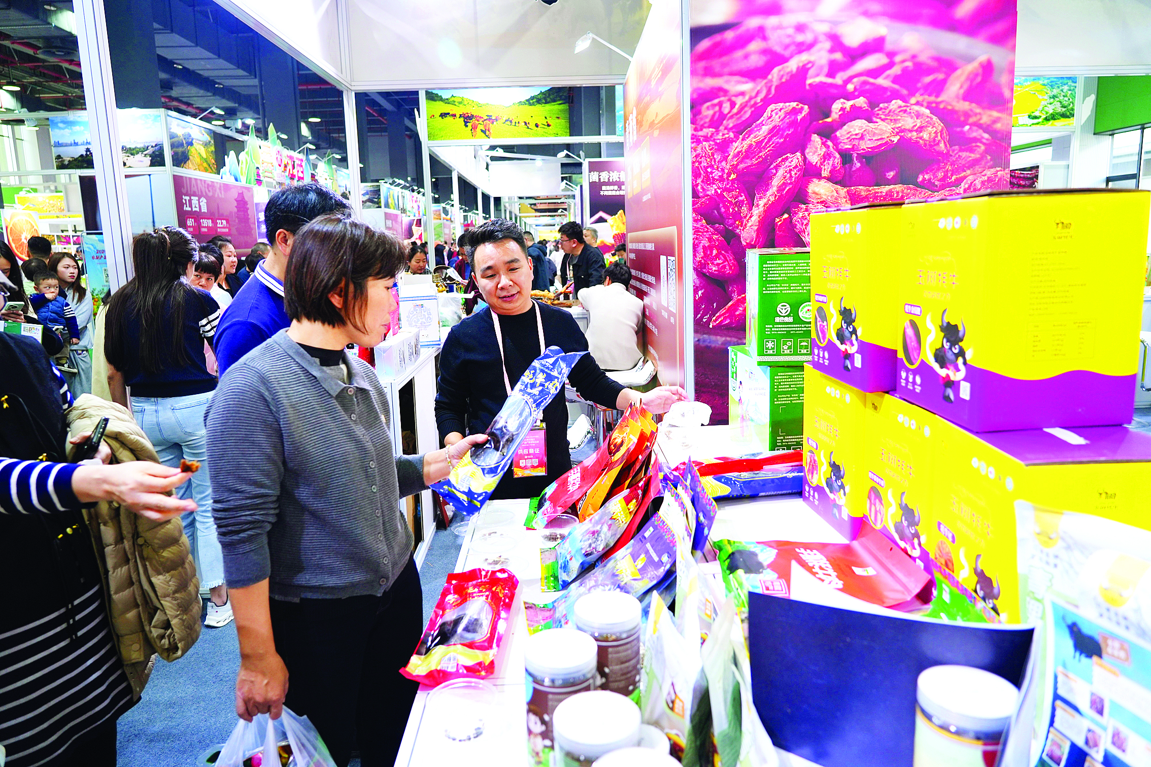     产销对接活动现场，各地特色产品琳琅满目。惠州日报记者朱金赞 摄