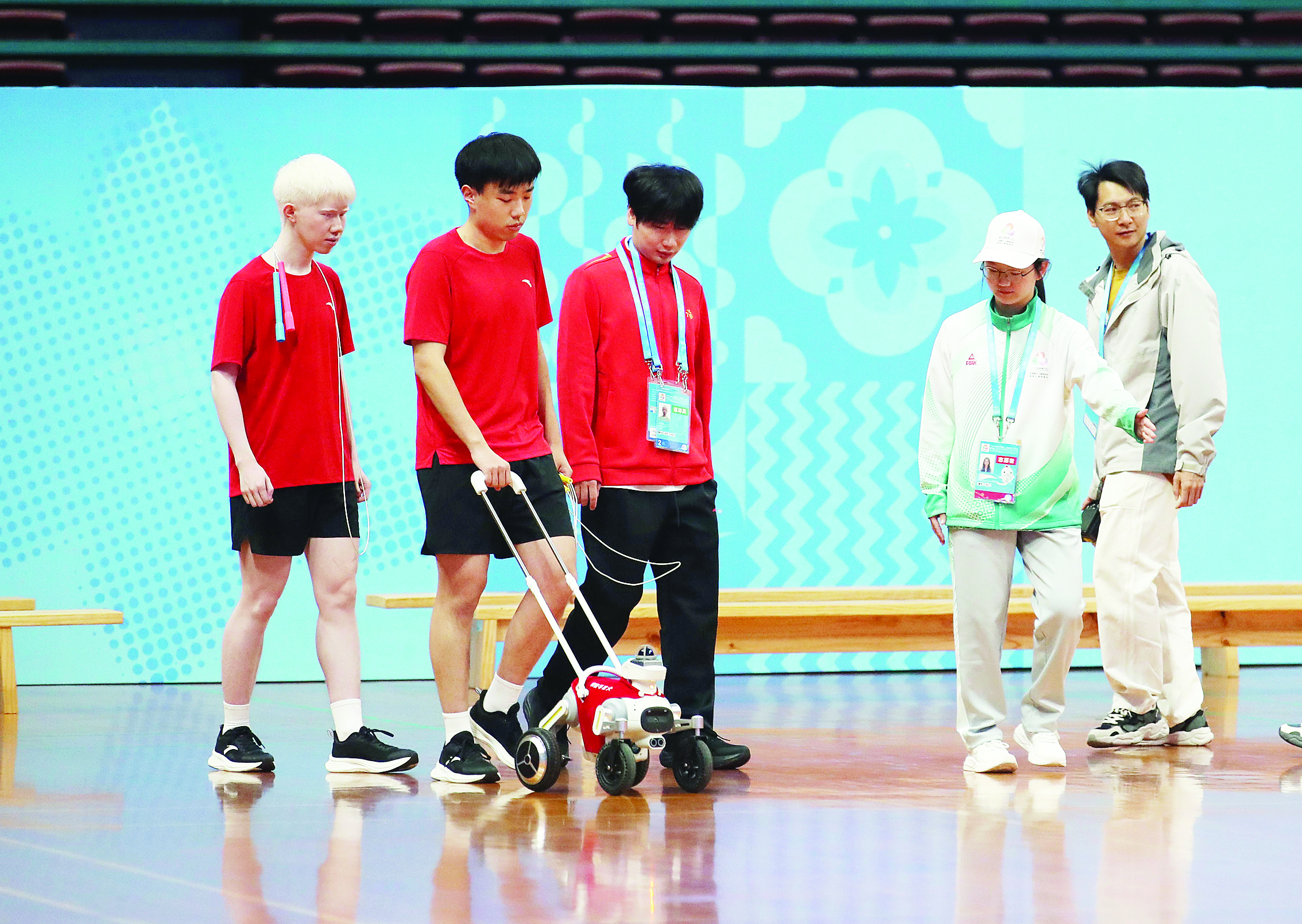     智能导盲犬引导视障运动员进场。