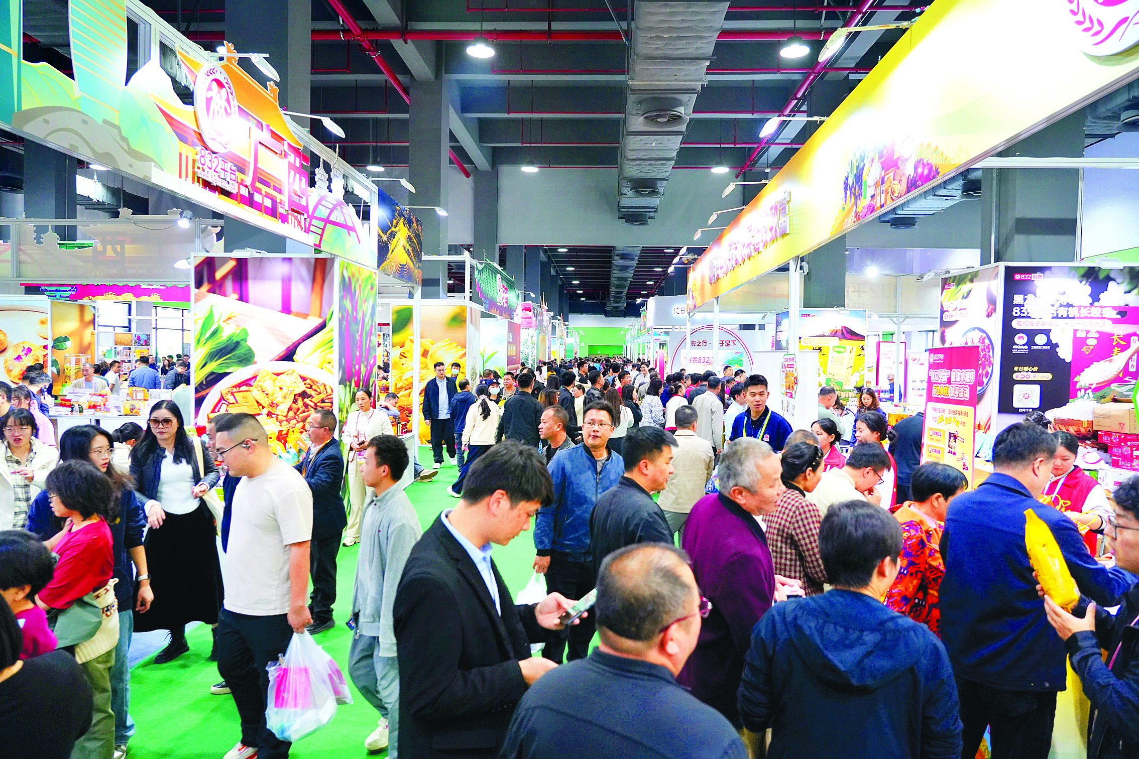     产销对接现场气氛热烈，各展区前人流密集。惠州日报记者朱金赞 摄