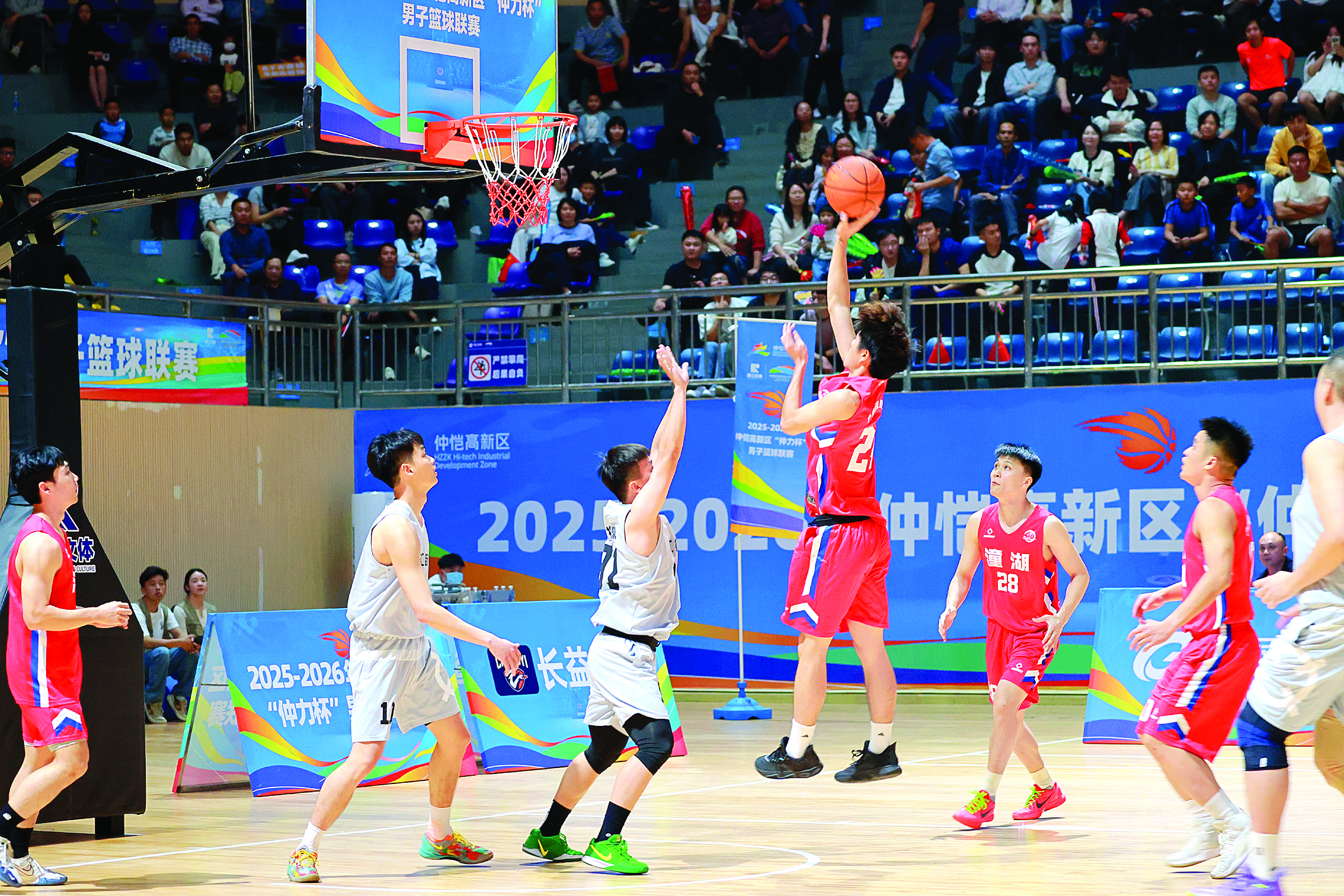     揭幕战上演激烈对决。          惠州日报记者钟玮 通讯员惠仲宣 摄