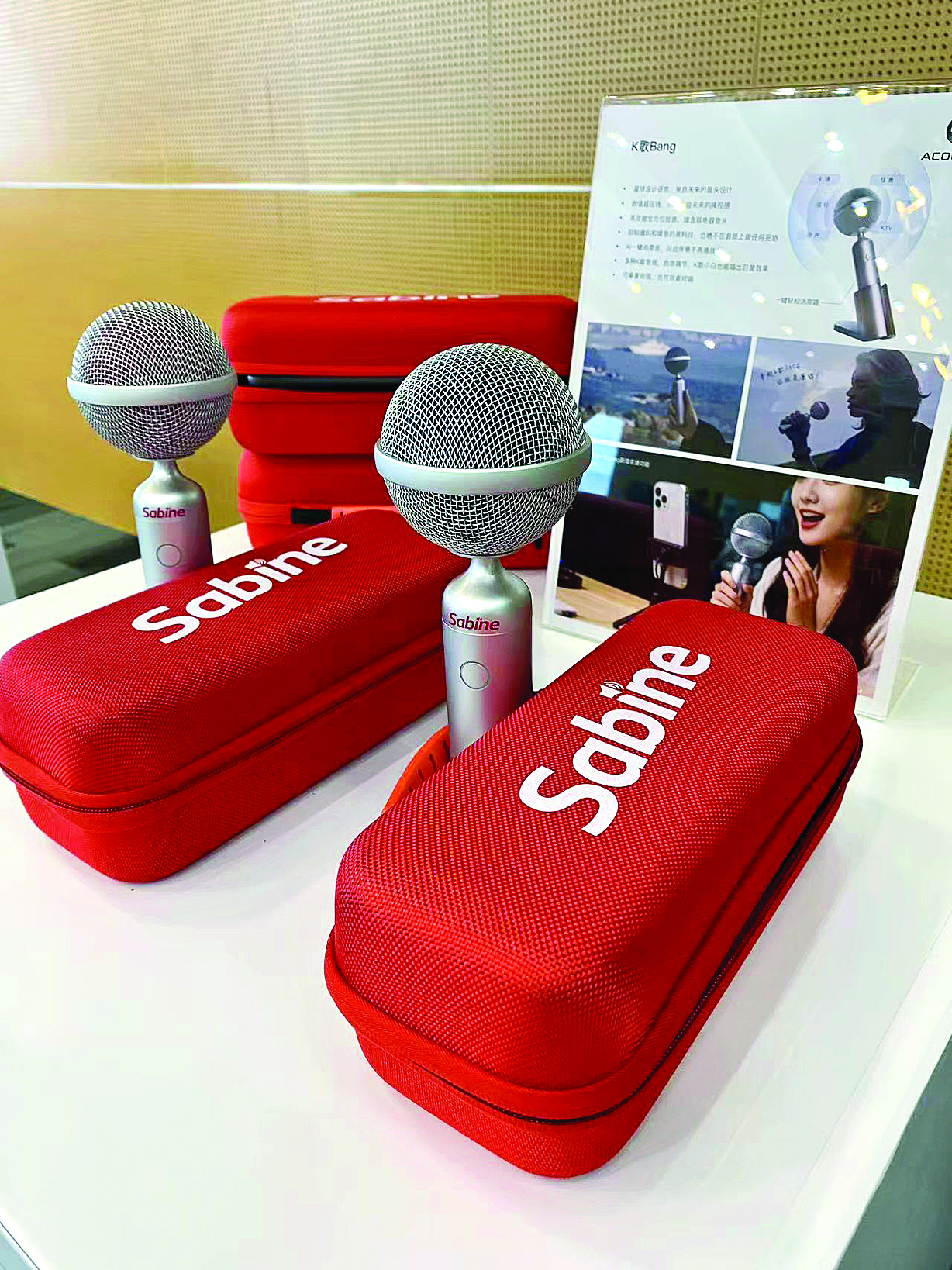     搭载HyFis芯片的无线话筒。