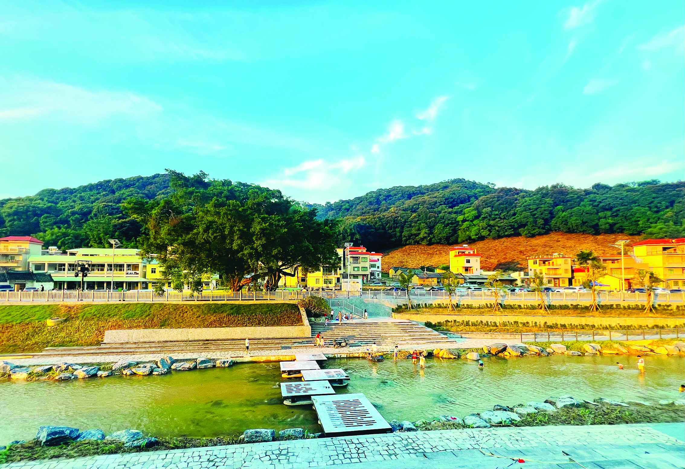     2025年，龙门县麻榨镇中心村打造古榕文学村，乡村面貌焕然一新。