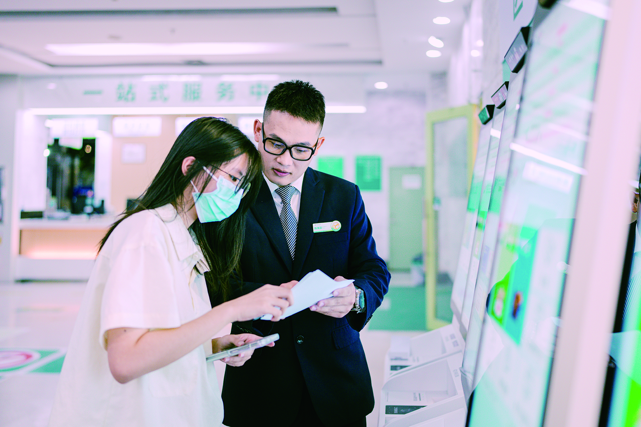     市一院工作人员指导市民使用“互联网医院”。   惠州日报记者周楠 摄