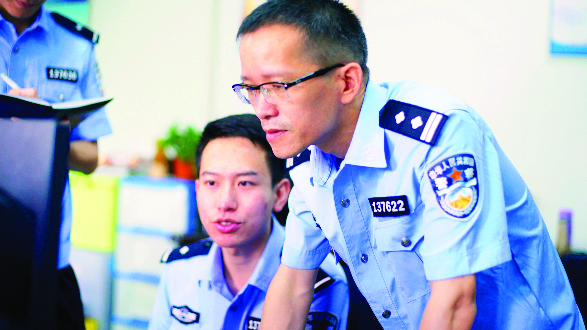     廖天红（右）在工作中。