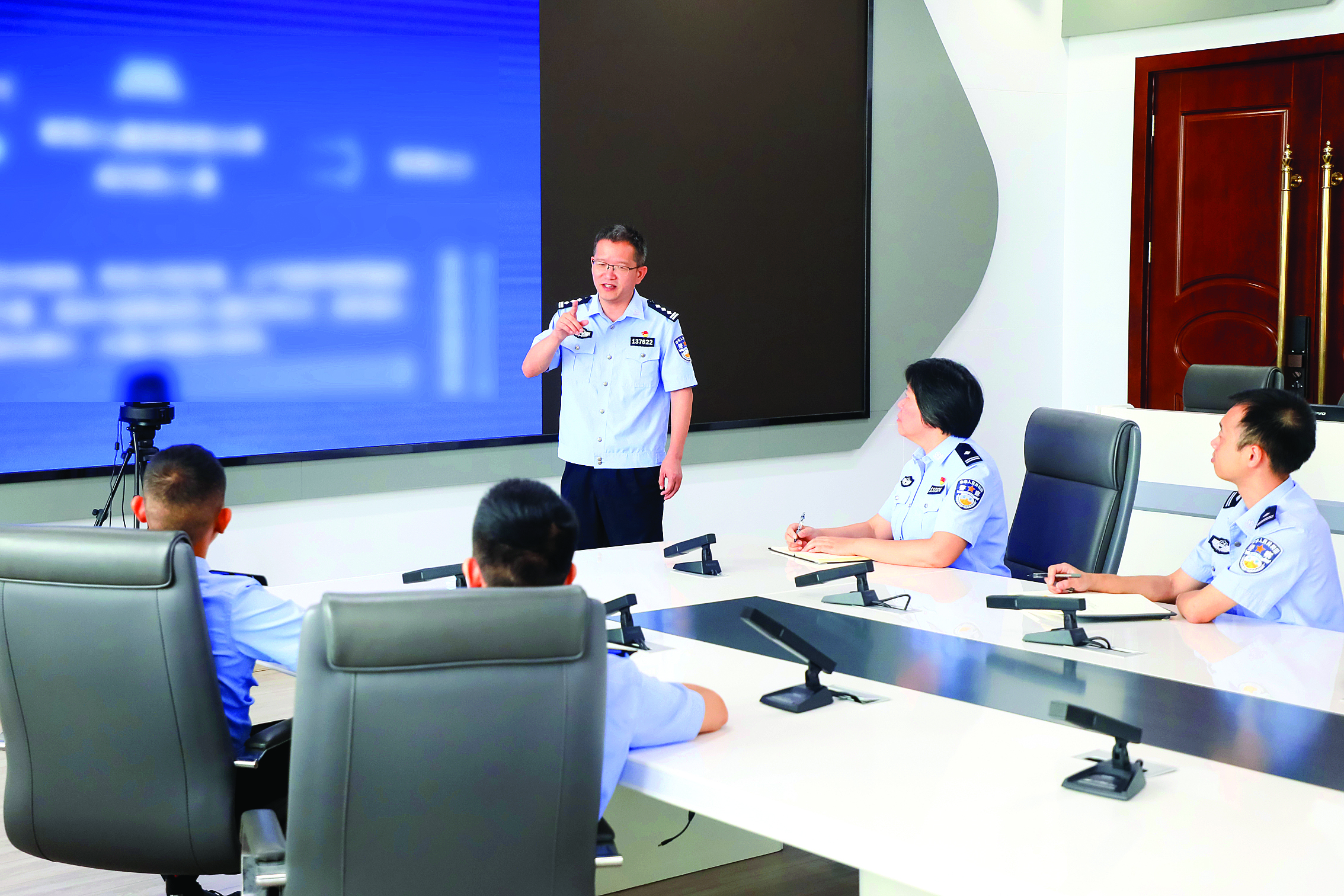     廖天红（中）与同事交流探讨。本组图片 惠公宣供图