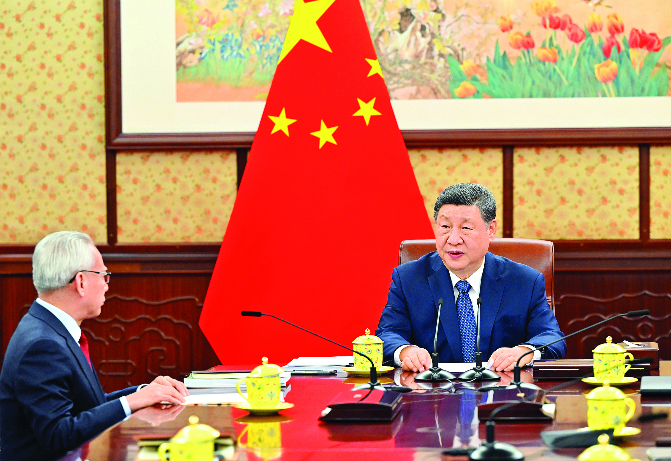     12月16日，国家主席习近平在中南海会见来京述职的澳门特别行政区行政长官岑浩辉。新华社发