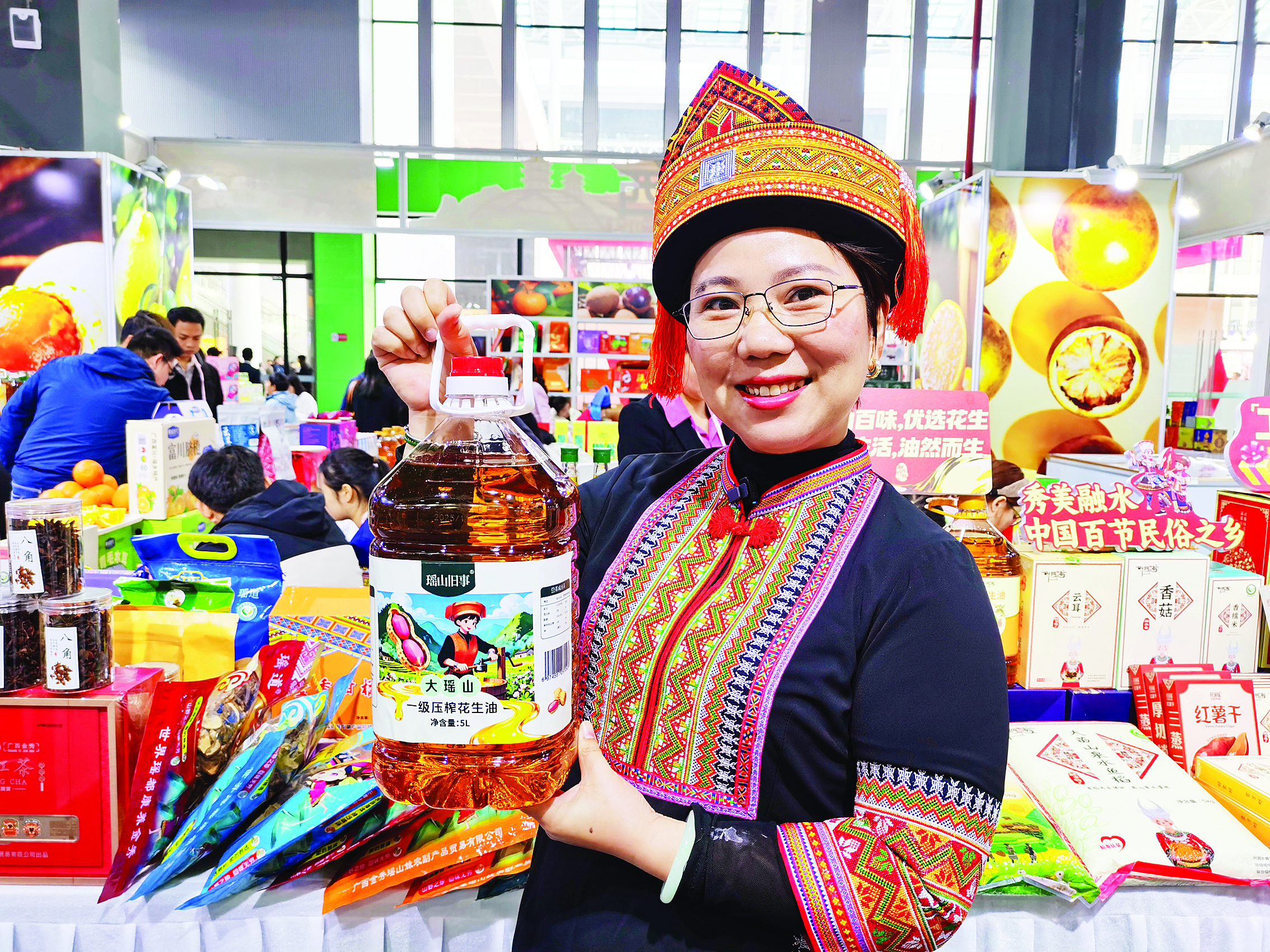     广西供应商推荐新品花生油。    惠州日报记者叶丽莎 摄