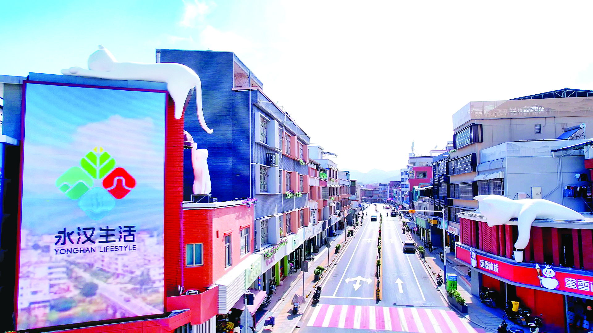     龙门县永汉镇打造豹猫IP形象，将其融入街头店铺房顶，让圩镇别有一番趣味。惠州东江图片社供图