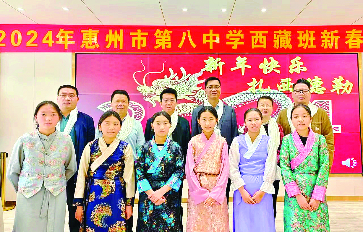    学校领导与藏族学生们共庆新年。本版图片 由学校提供