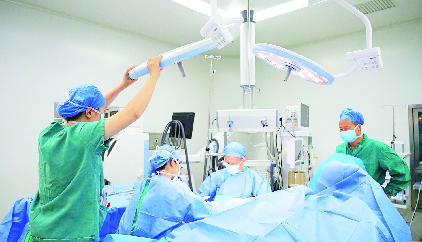     帮扶医生在进行手术。