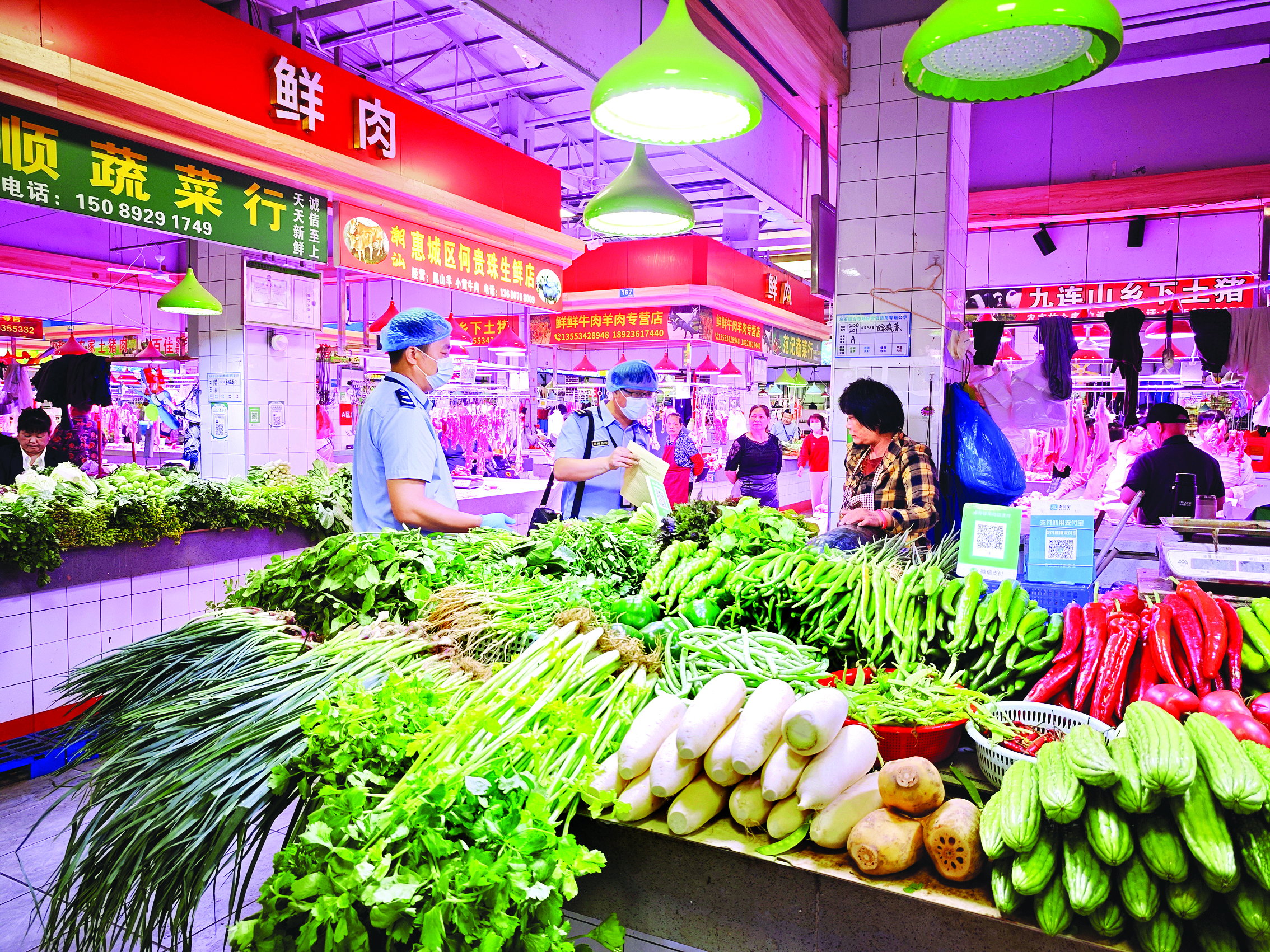     惠州市市场监督管理局走进农贸市场开展食品安全“你点我检、服务惠民生”活动。