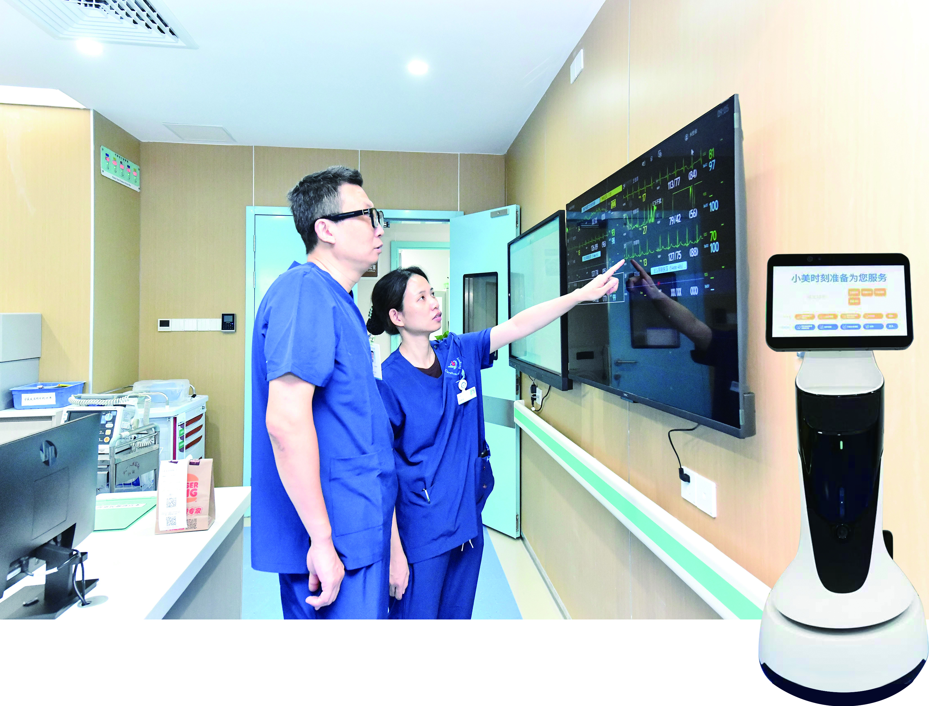     ▲惠州市第一人民医院胸外科主任陈志军查看监护系统。    ▲智慧病房机器人。