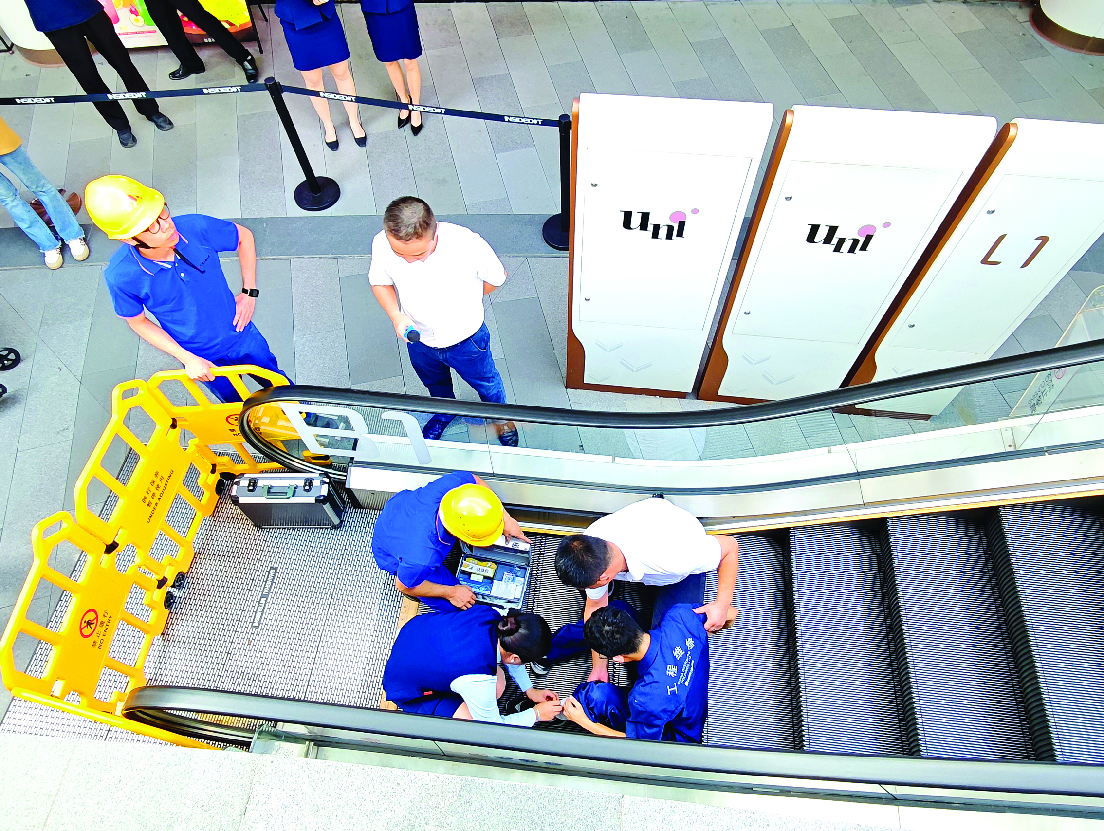     惠州市市场监督管理局走进商场开展“电梯安全宣传周”活动，图为自动扶梯应急救援演练。